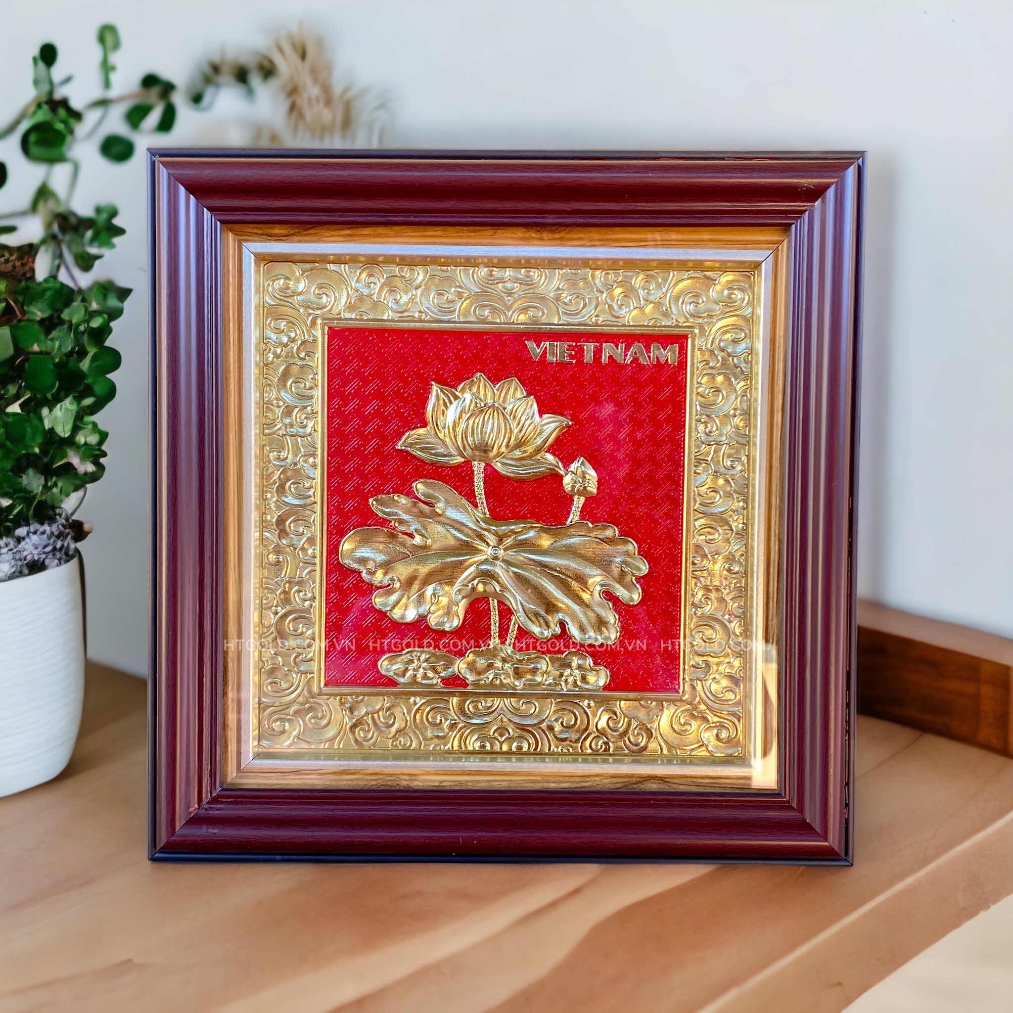 TRANH HOA SEN ĐỂ BÀN BẰNG ĐỒNG (Kích thước 26cm x 26cm)..