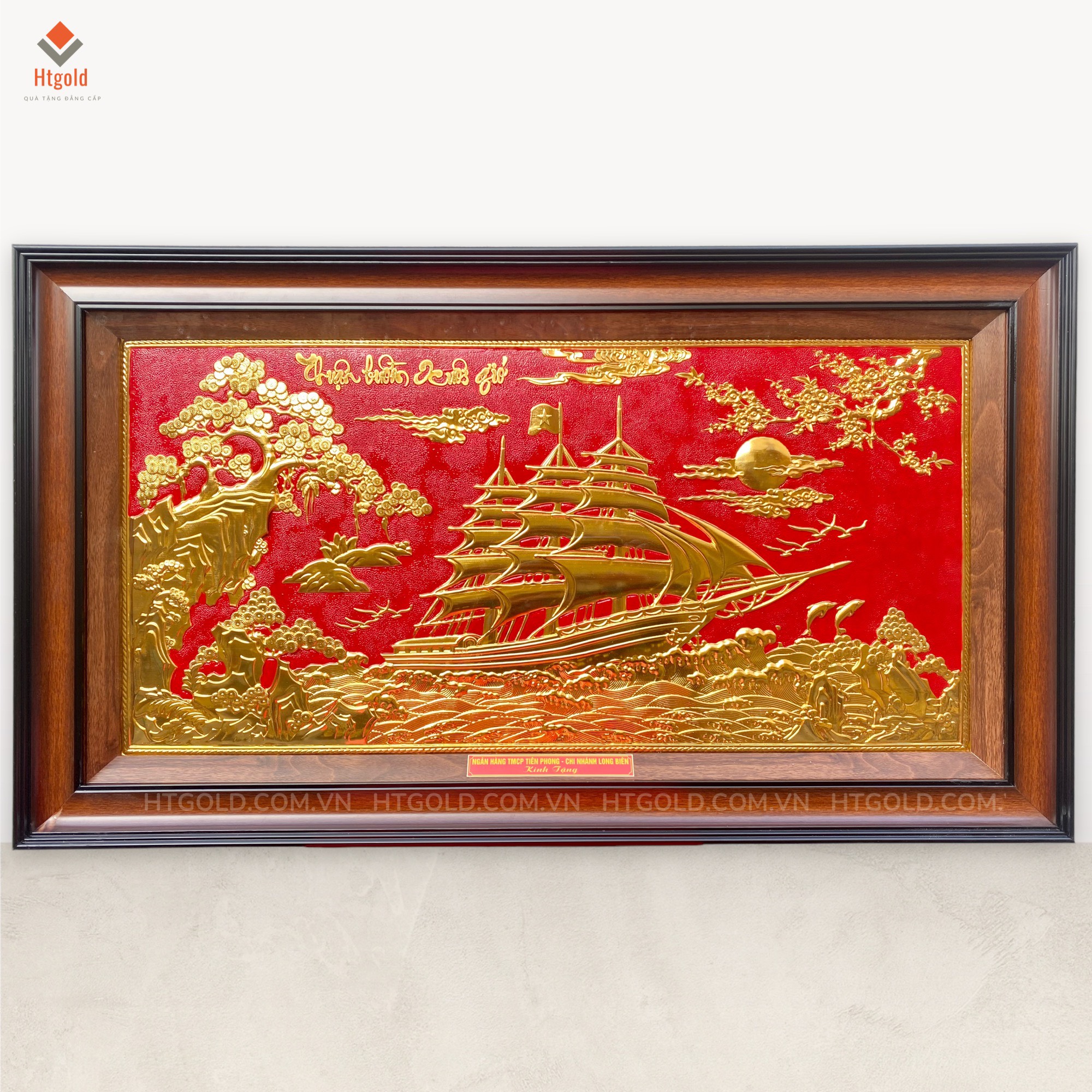 TRANH ĐỒNG THUẬN BUỒM XUÔI GIÓ, MẠ VÀNG 24K (Kích thước 52cm x 92cm)