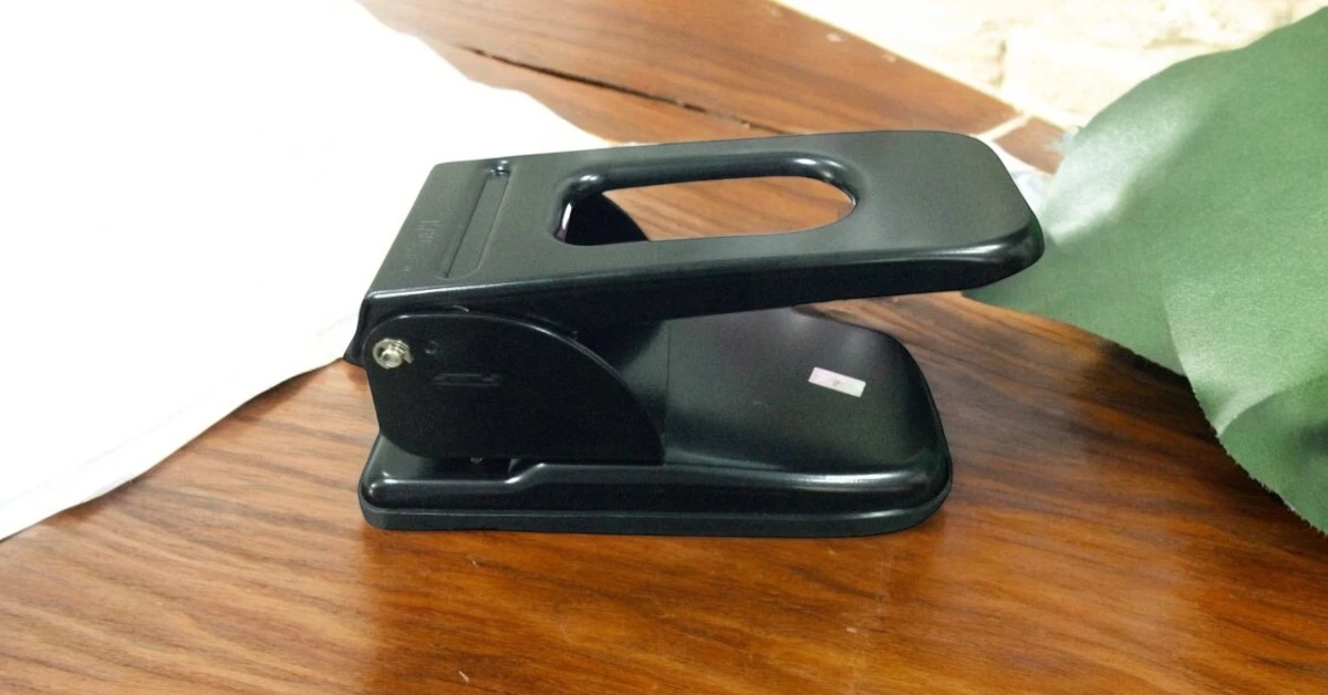 Bấm 2 lỗ KwTrio 9670