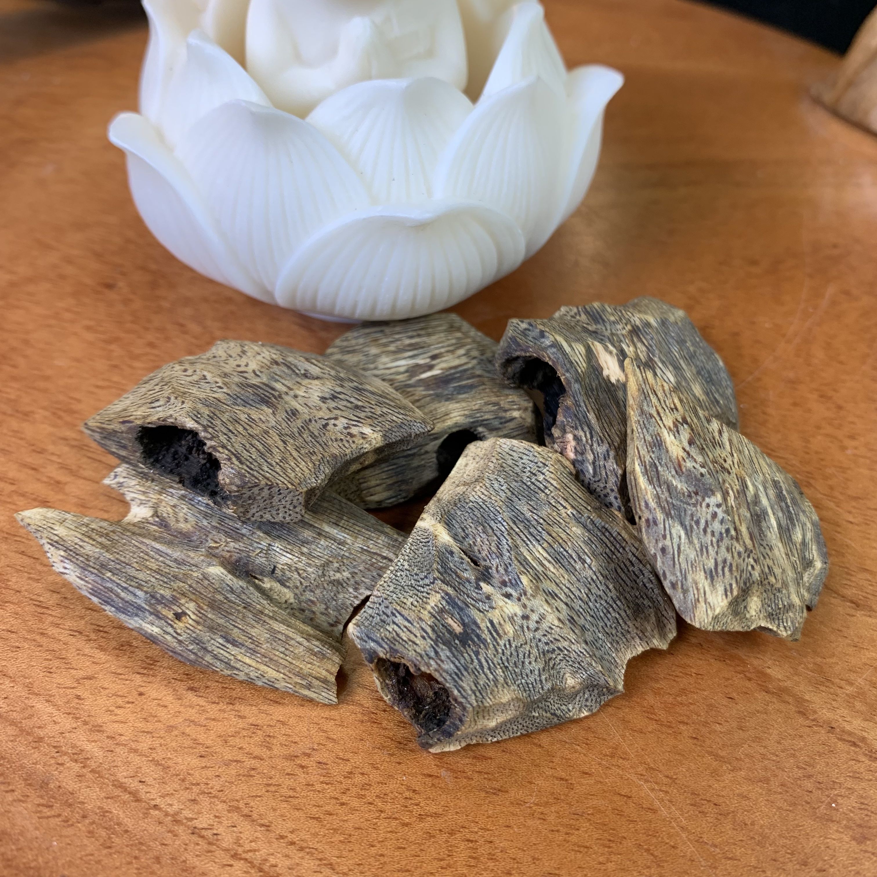 Miếng trầm hương Kỳ Hải Nam xông đốt bỏ ví tài lộc và bình an, gỗ trầm hương phong thuỷ may mắn, sức khoẻ bình an miếng 3-4g 103