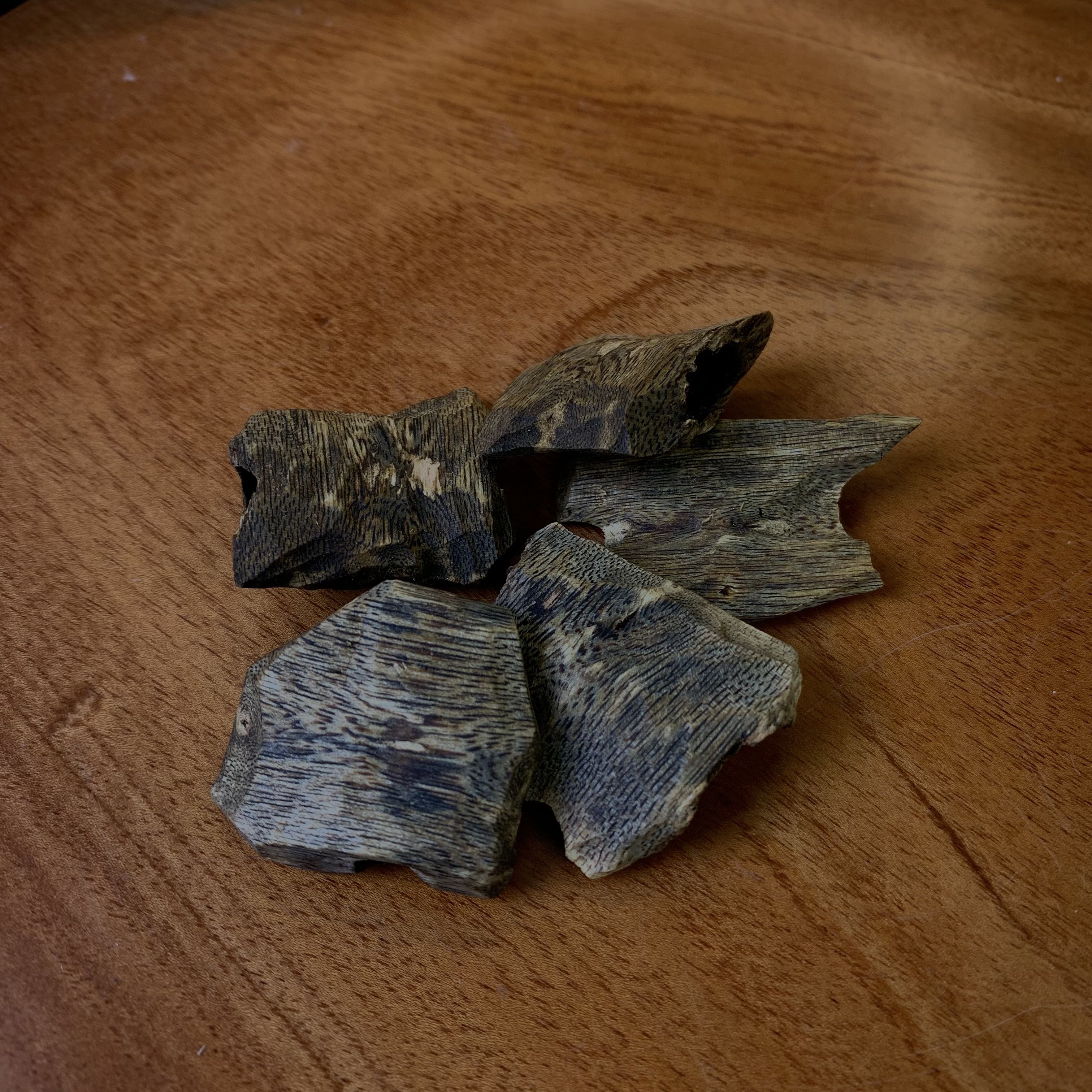 Miếng trầm hương Kỳ Hải Nam xông đốt bỏ ví tài lộc và bình an, gỗ trầm hương phong thuỷ may mắn, sức khoẻ bình an miếng 3-4g 103