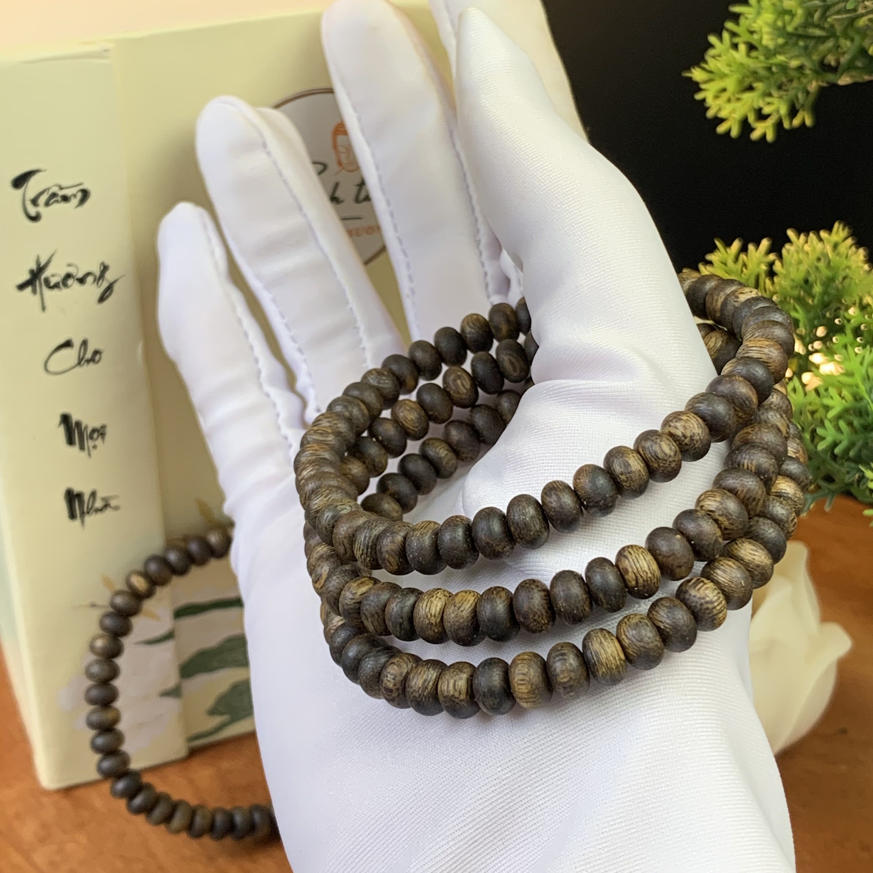 Vòng tay trầm hương Kỳ Hải Nam hạt bàn tính đơn tay nữ 6li nặng 4gram cận chìm dầu đen 050