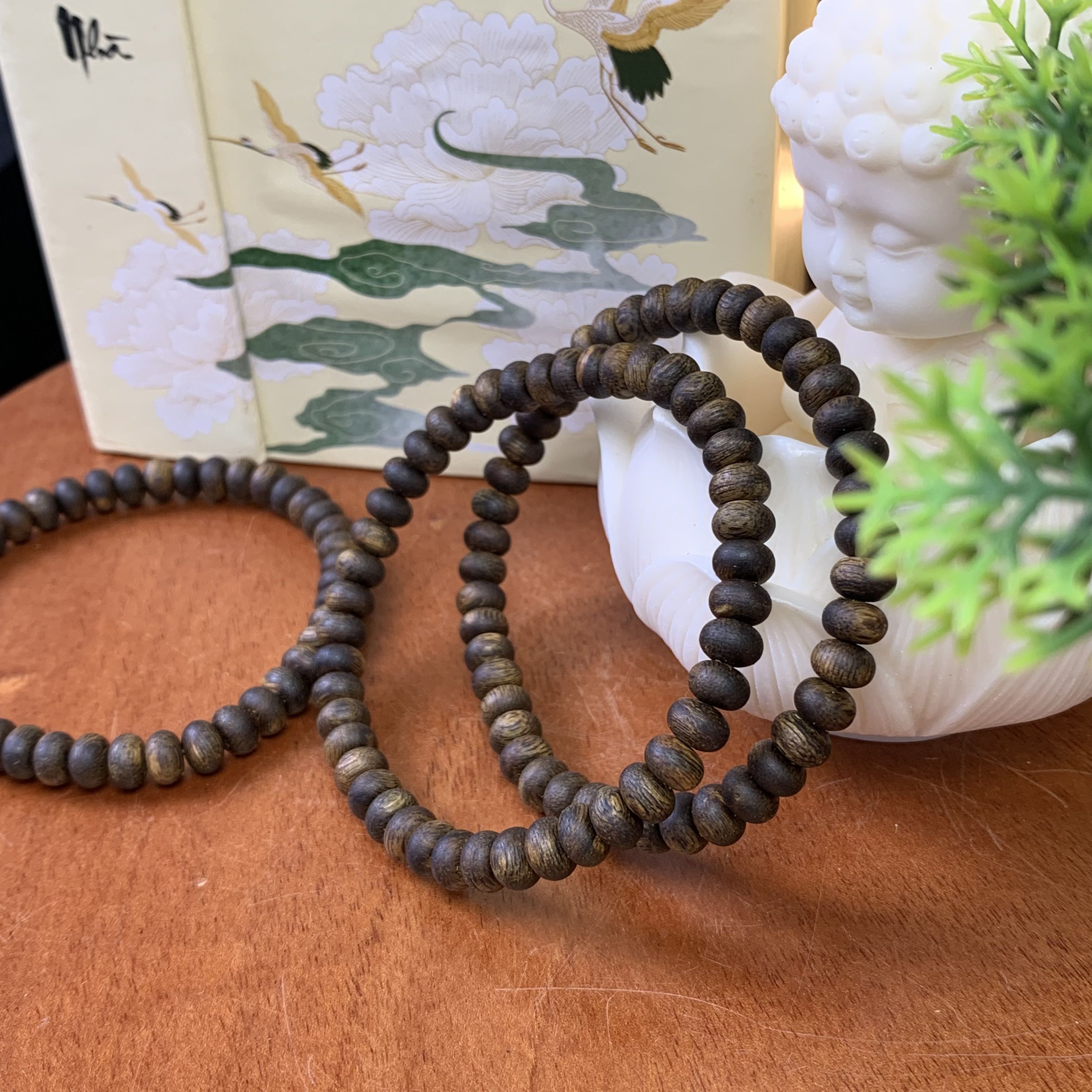 Vòng tay trầm hương Kỳ Hải Nam hạt bàn tính đơn tay nữ 6li nặng 4gram cận chìm dầu đen 050