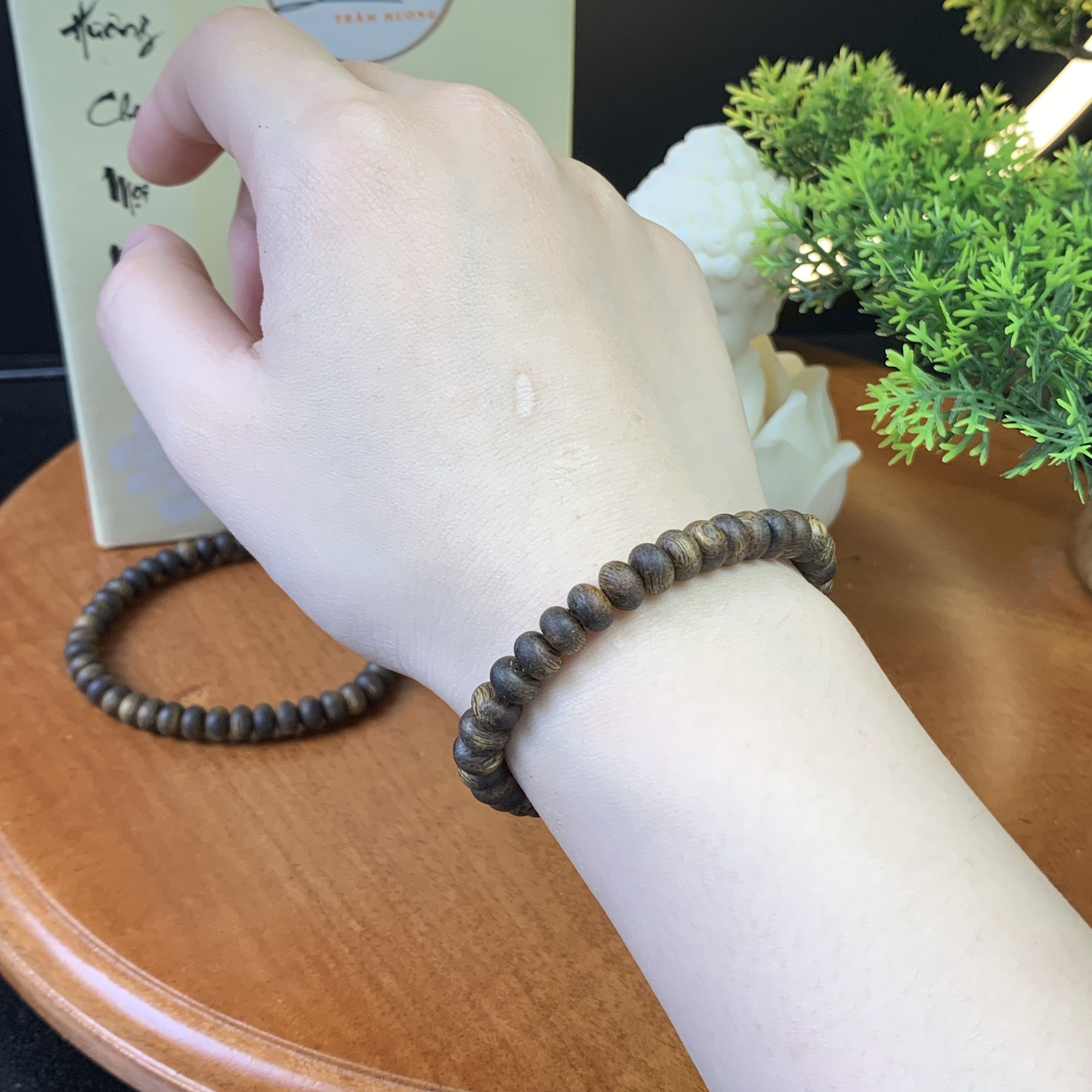 Vòng tay trầm hương Kỳ Hải Nam hạt bàn tính đơn tay nữ 6li nặng 4gram cận chìm dầu đen 050