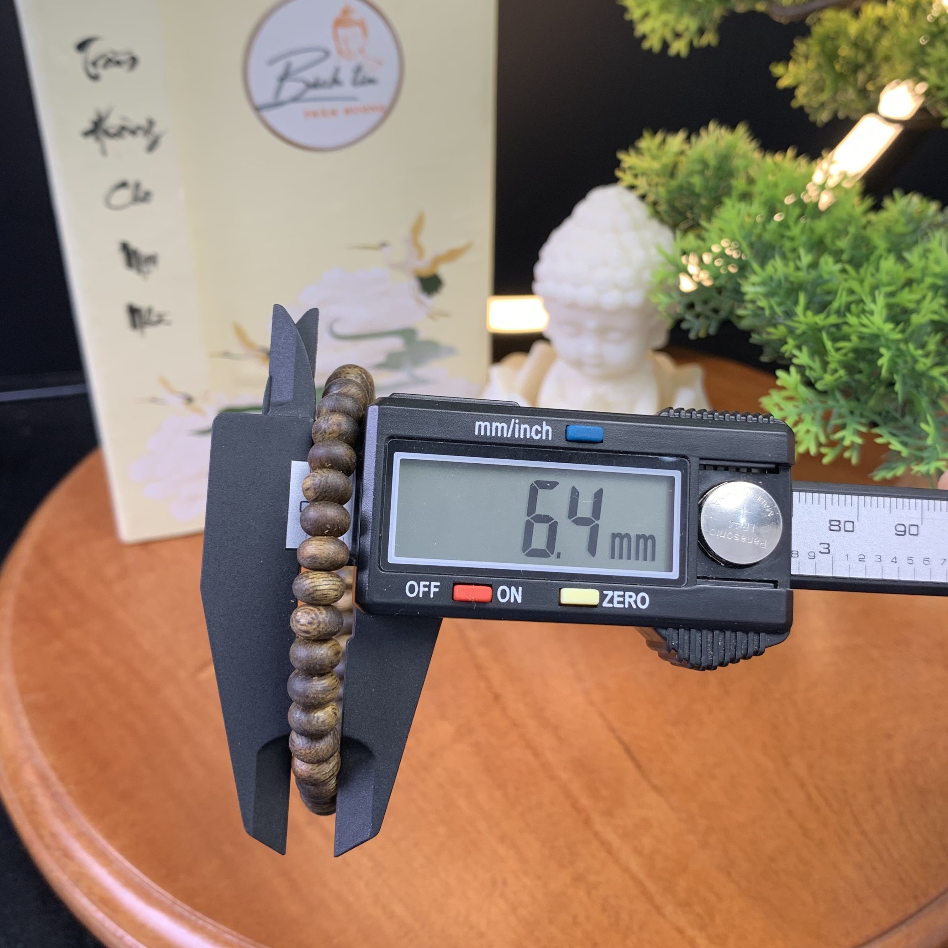 Vòng tay trầm hương Kỳ Hải Nam hạt bàn tính đơn tay nữ 6li nặng 4gram cận chìm dầu đen 050