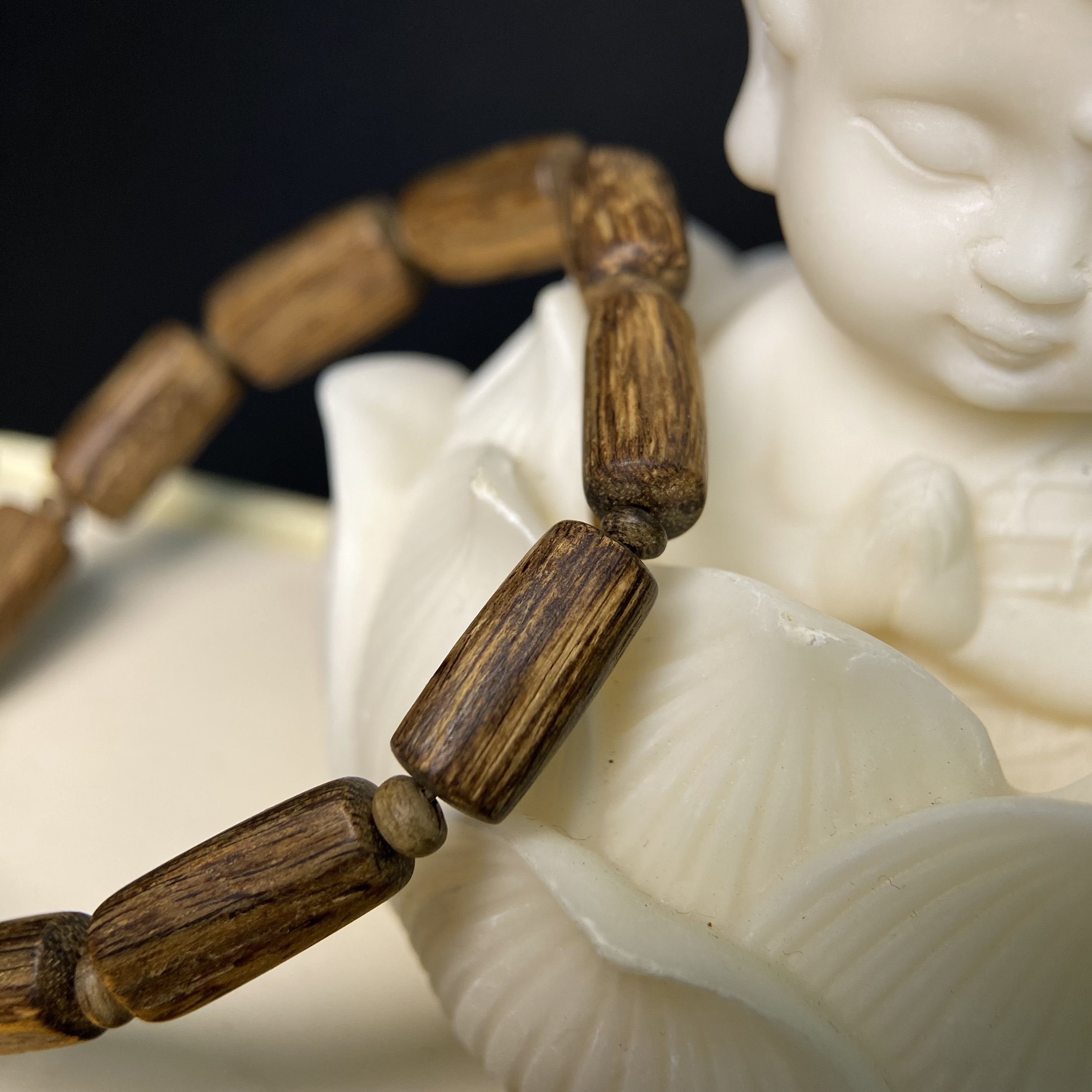 Vòng trầm hương Kalimantan Indonesia cận chìm 7-8 li hạt thô thơm thanh nhẹ nhàng #0006