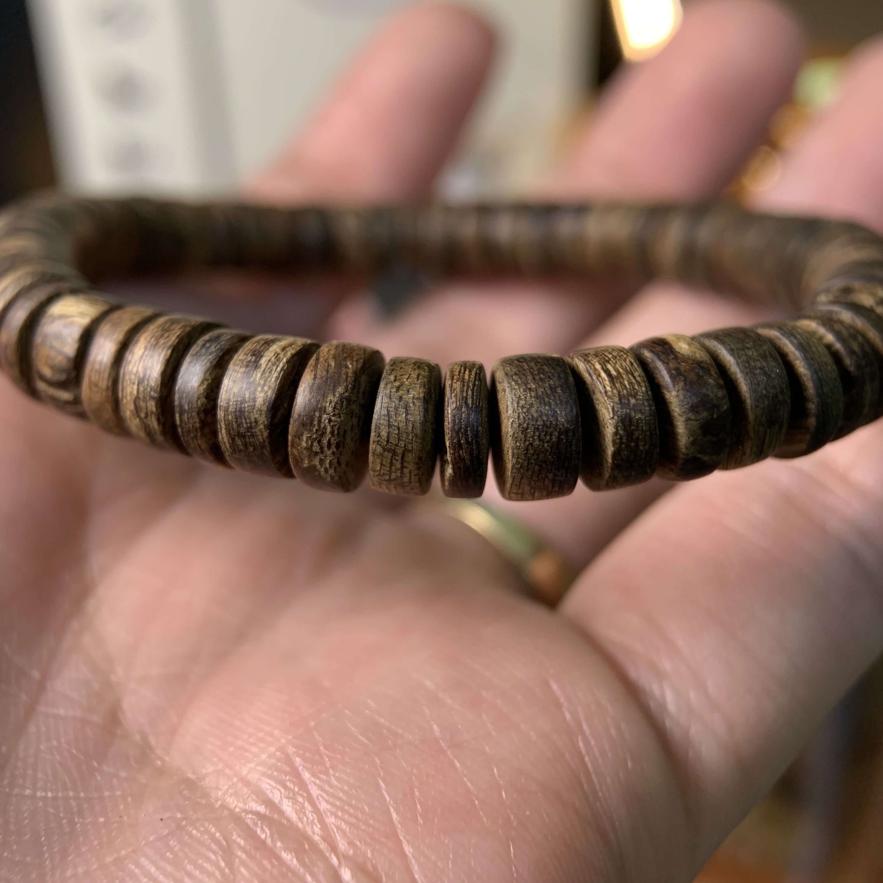 Vòng trầm hương rừng Philip Agusan hạt nút bánh xe cận chìm đen dầu 7li nặng hơn 6gram A0011