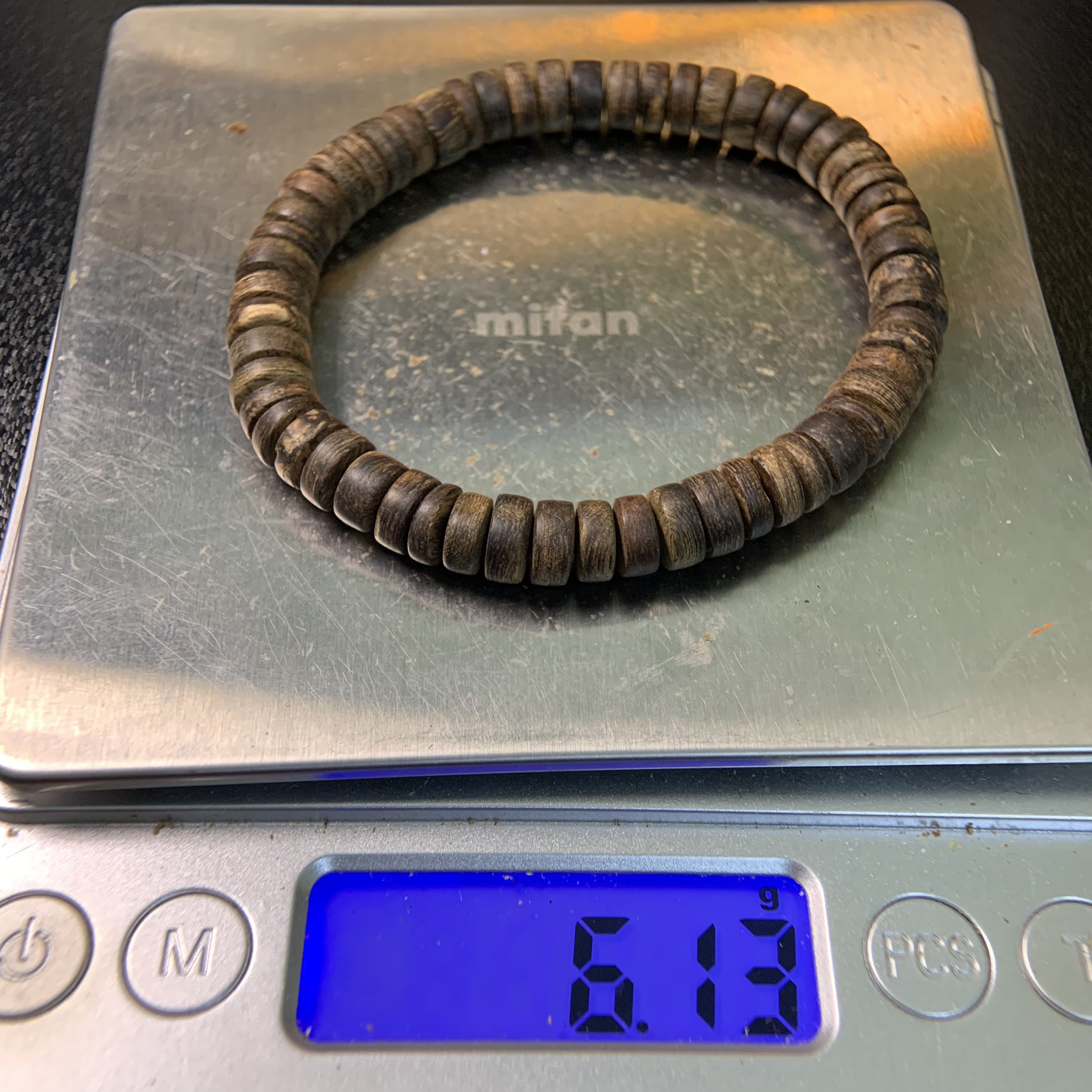 Vòng trầm hương rừng Philip Agusan hạt nút bánh xe cận chìm đen dầu 7li nặng hơn 6gram A0011