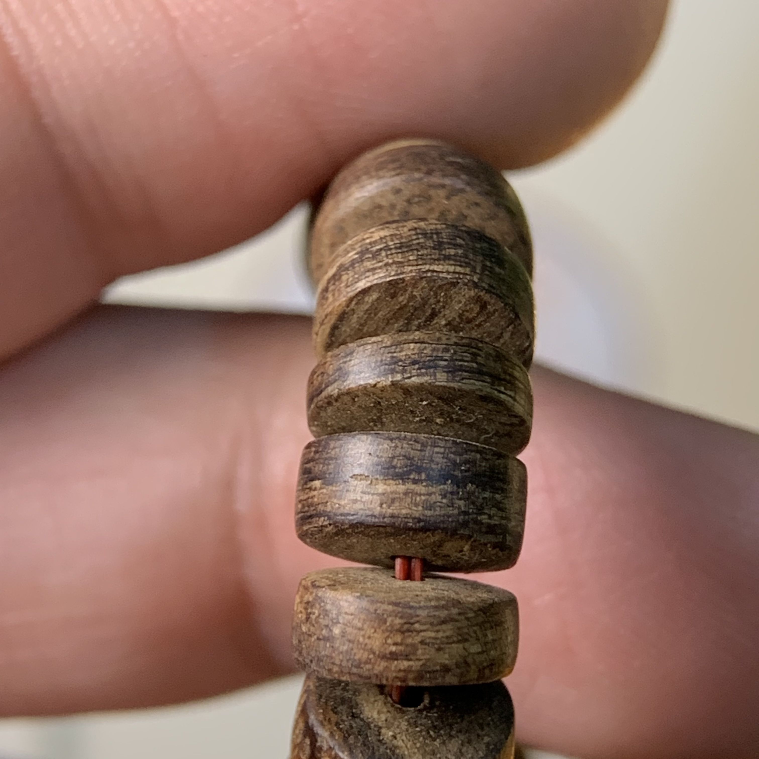 Vòng trầm hương rừng Philip Agusan hạt nút bánh xe cận chìm đen dầu 7li nặng hơn 6gram A0011