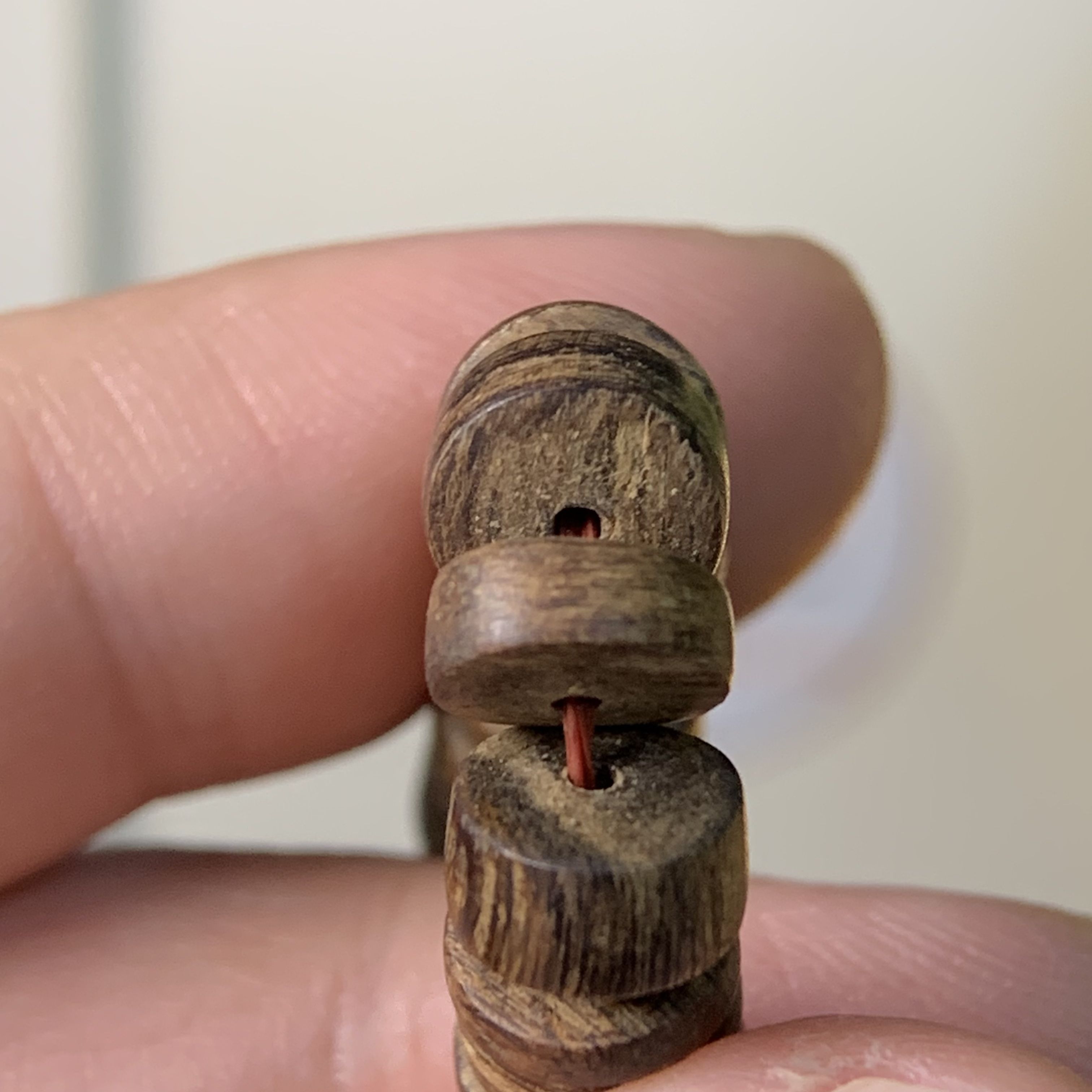 Vòng trầm hương rừng Philip Agusan hạt nút bánh xe cận chìm đen dầu 7li nặng hơn 6gram A0011