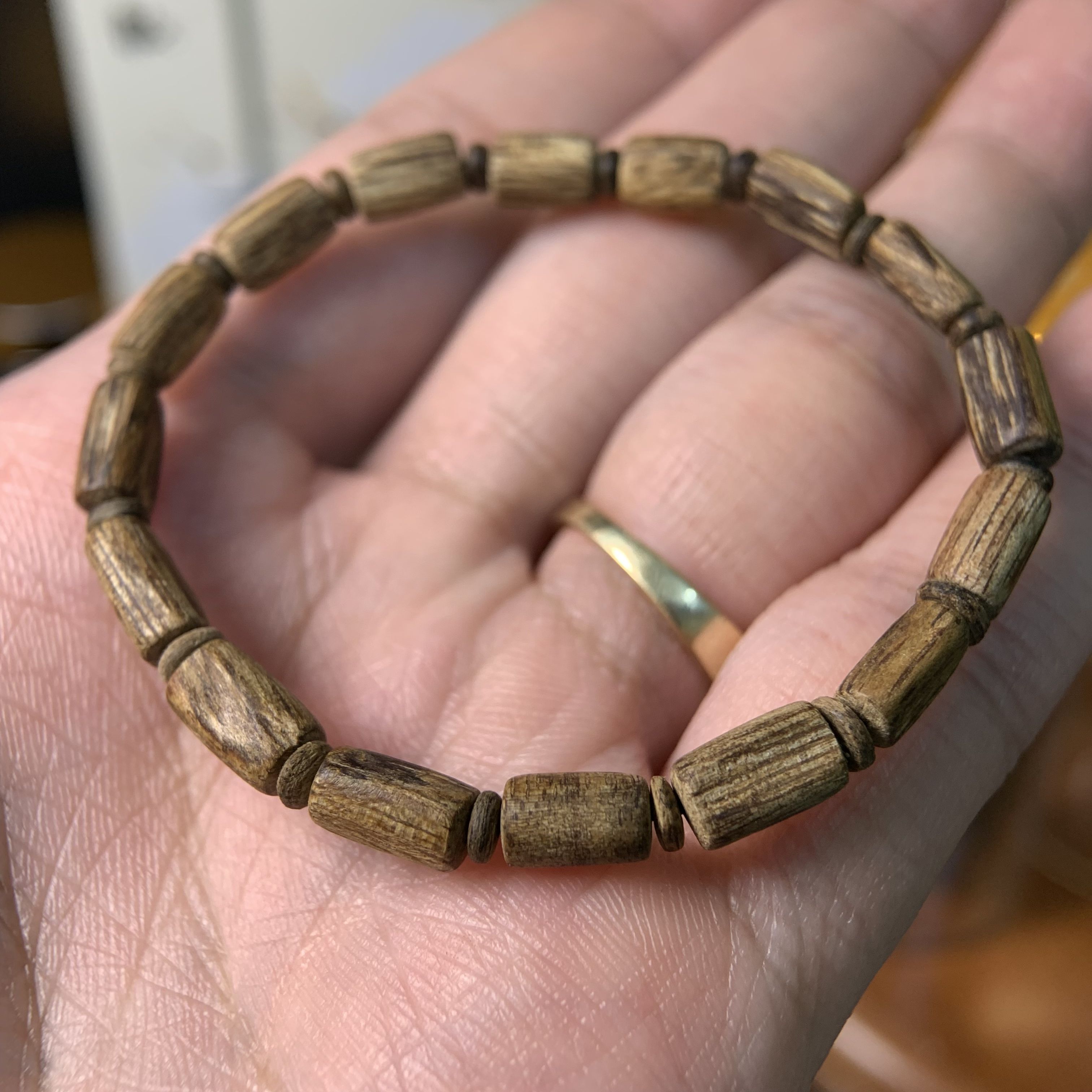 Vòng trầm hương rừng Việt Khánh Hoà trúc thô nhỏ cho tay nữ hoặc cho tay bé 4li nặng 1.8gram  A0010