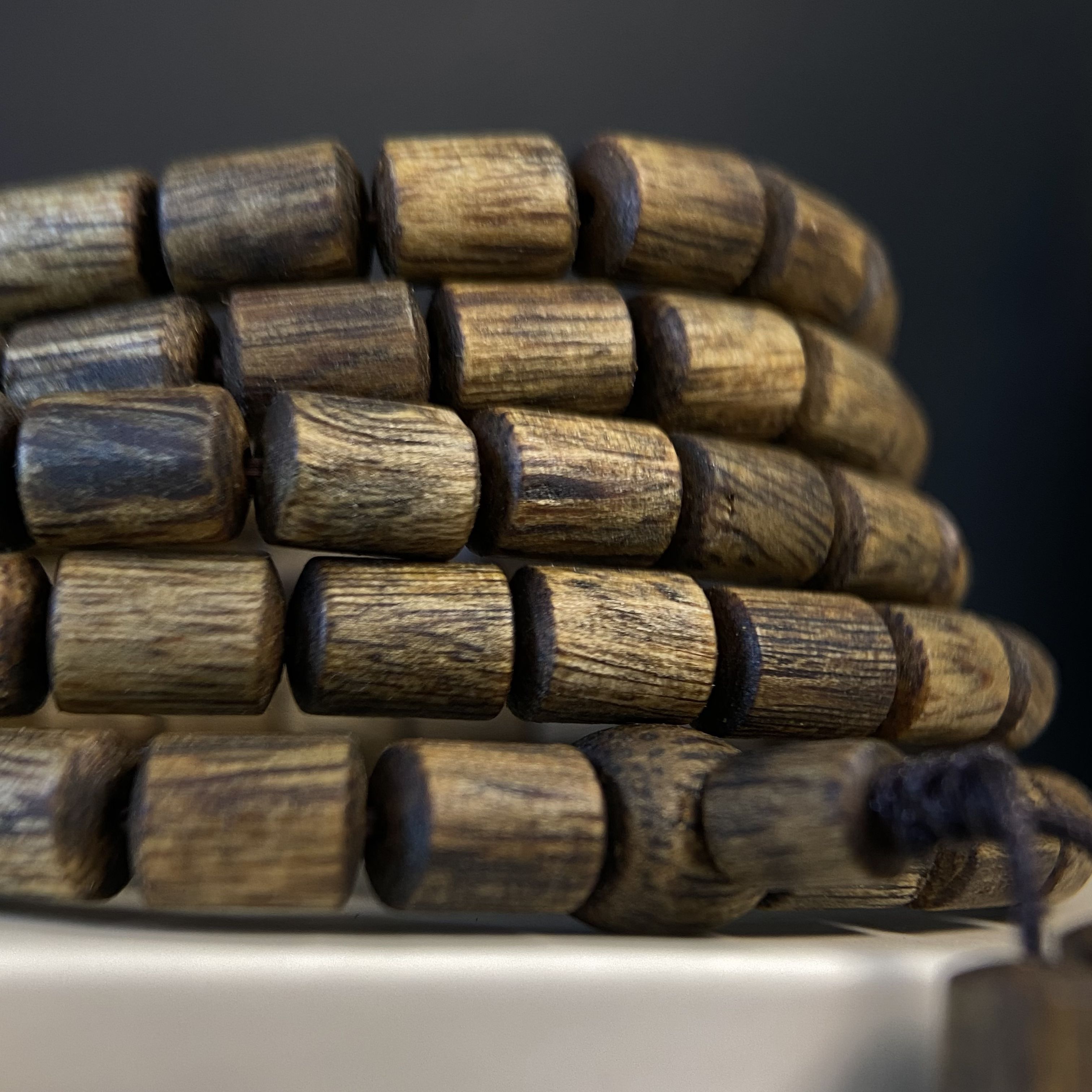 Vòng tay trầm hương Kì Hải Nam đốt trúc dài đeo cổ đeo tay 4 vòng hạt 5 li thơm mạnh 13gram 039-01