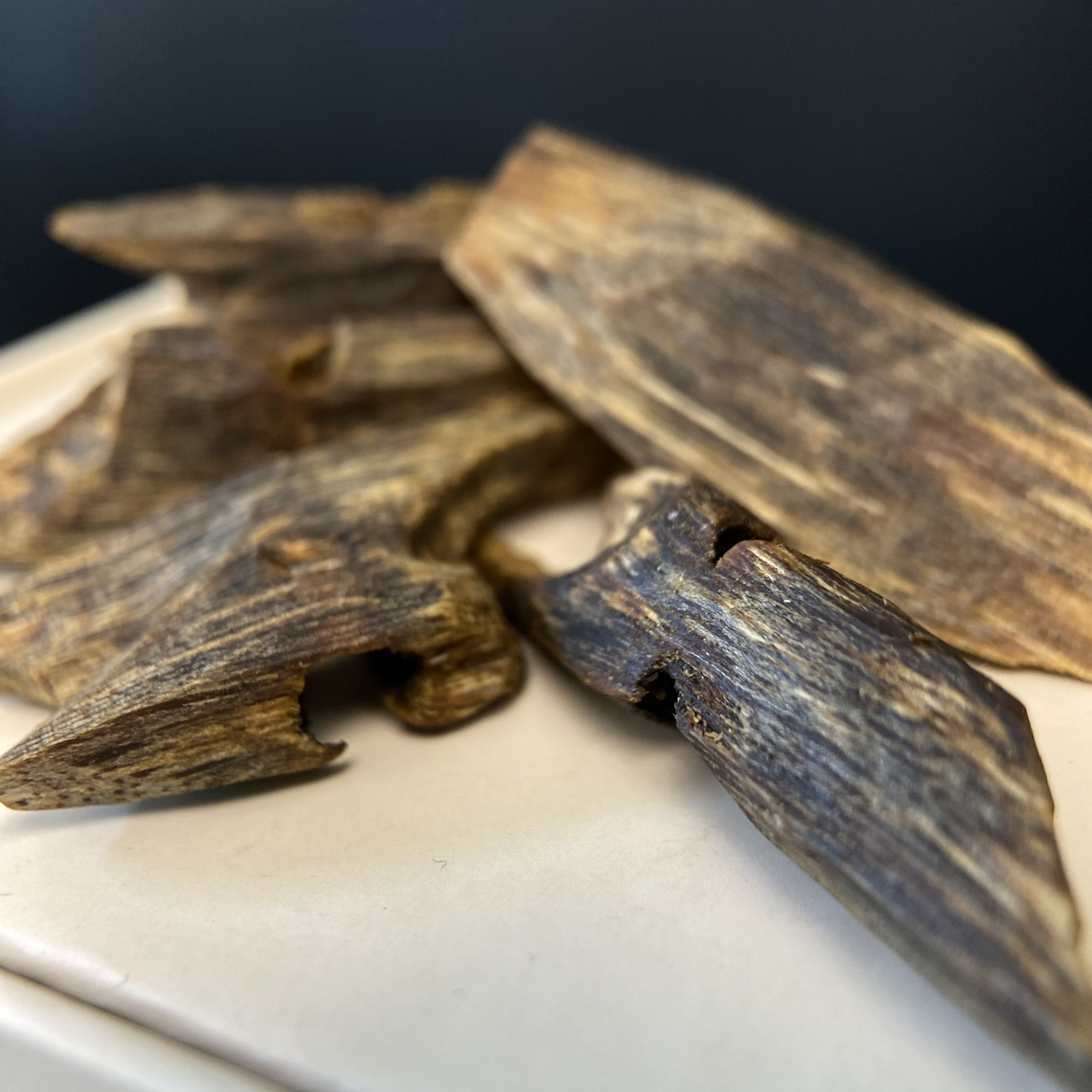 Miếng Trầm Hương Kỳ Hải Nam chất dầu đỏ cận chìm – Bỏ ví, xông đốt, chơi cảnh, quà tặng , 1-2gram 103-01 - Bách Tín Trầm Hương