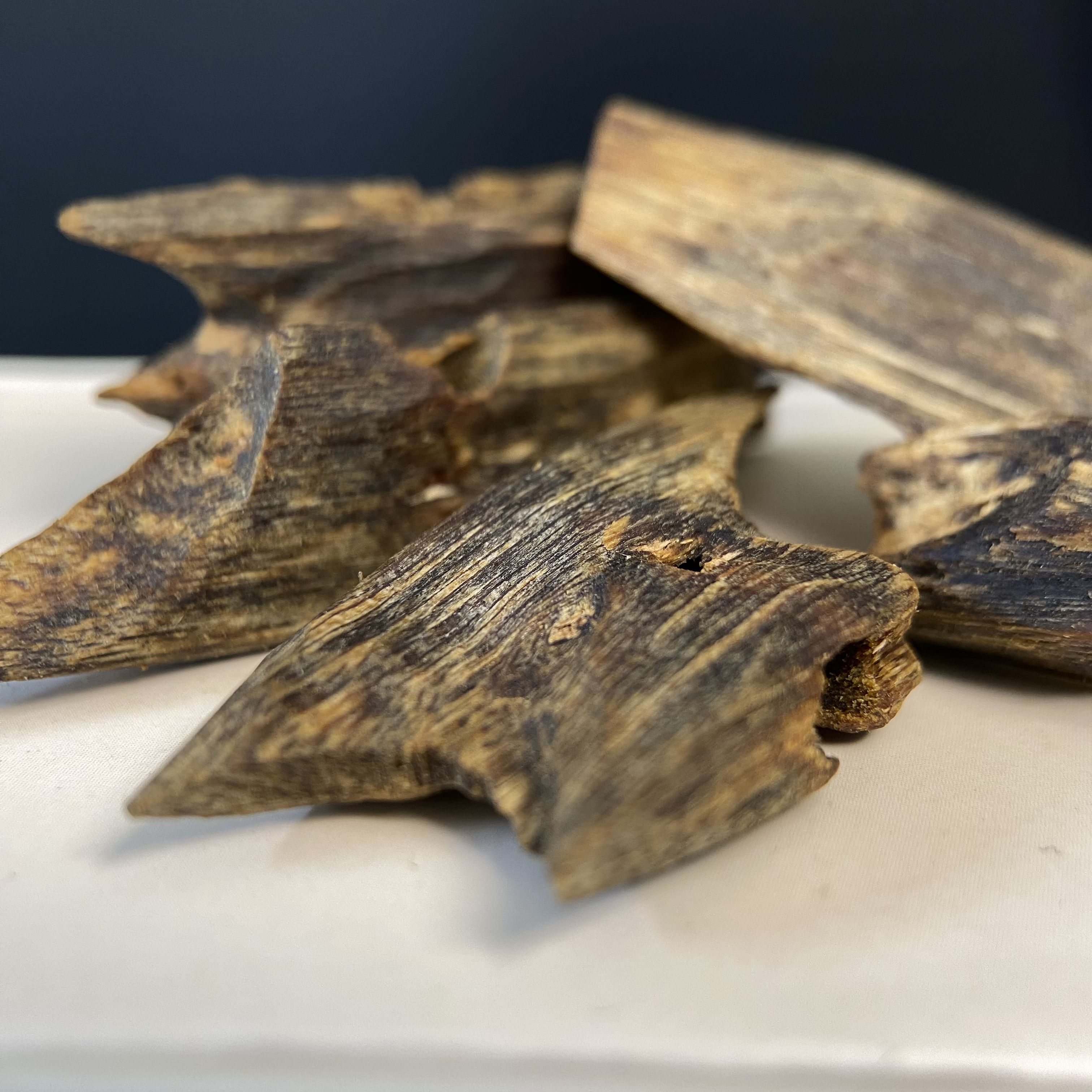 Miếng trầm hương Kỳ Hải Nam dầu đỏ cận chìm, xông đốt, bỏ ví, sưu tầm quà tặng, miếng 2-4gram 103-02