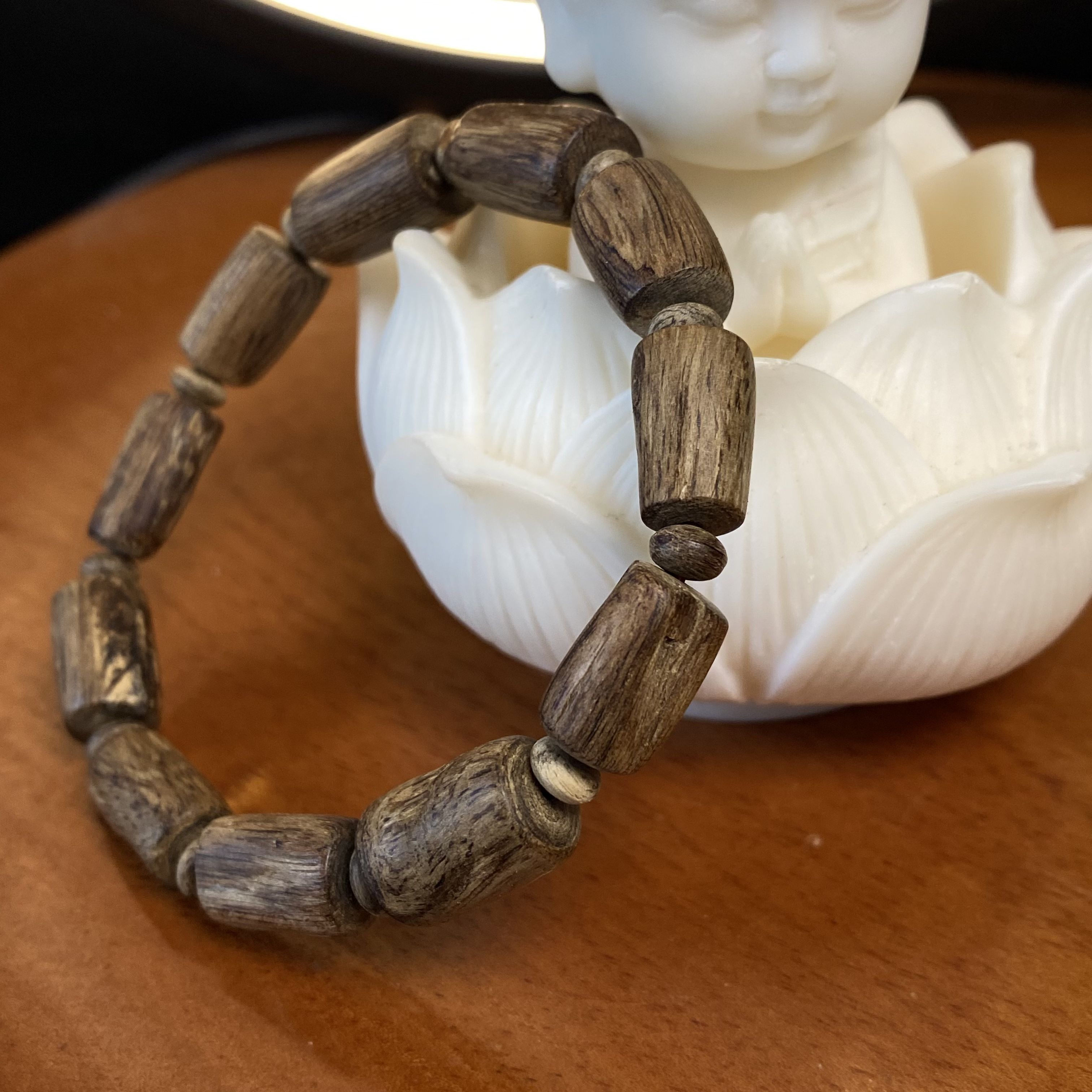 Vòng trầm hương Philippine Agusan cận chìm hạt dạng trúc thô 9li nặng gần 8gram A0007