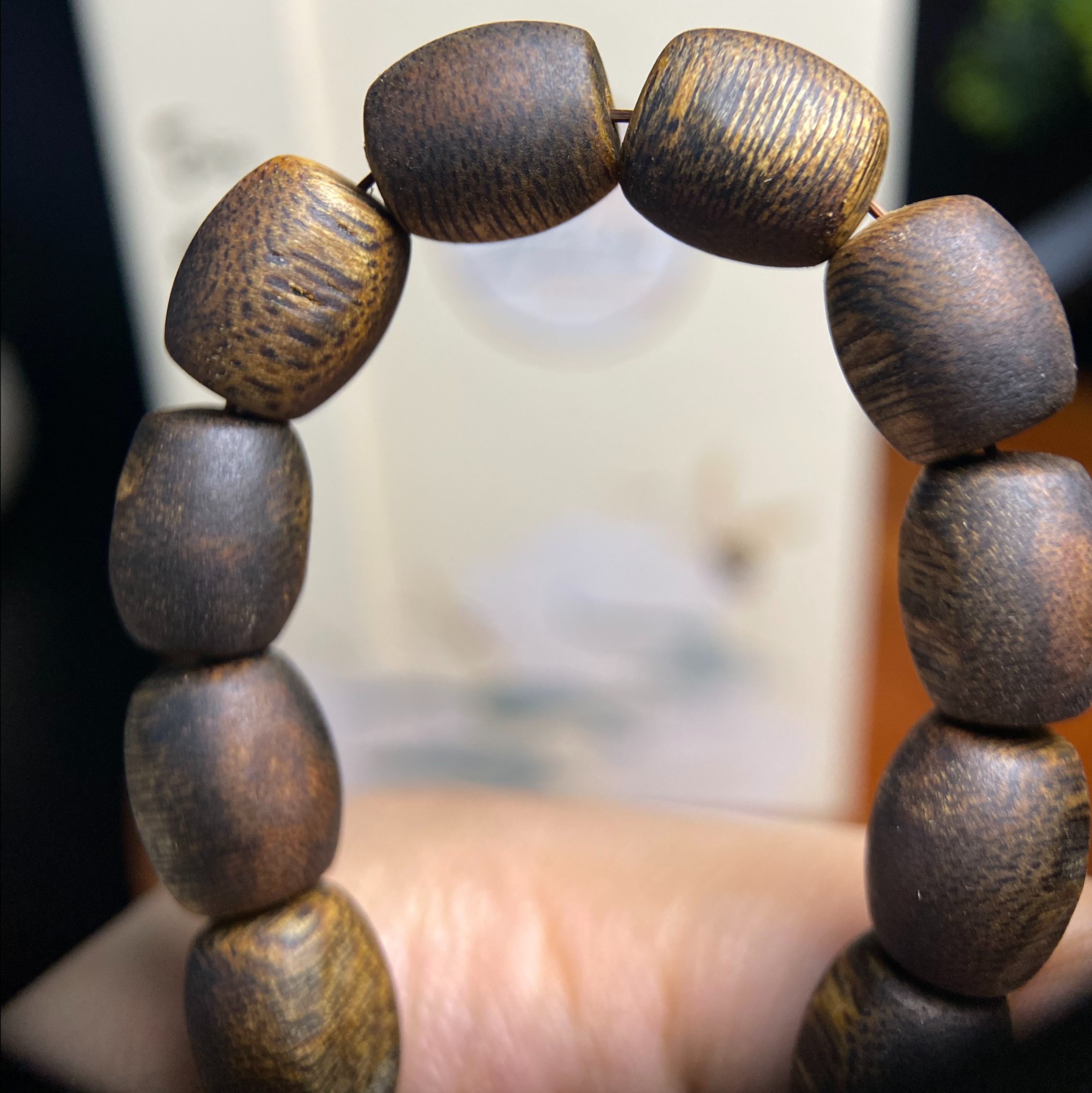 Vòng tay trầm hương Kỳ Hải Nam lu thống thô cận chìm dầu đỏ 10li A0026