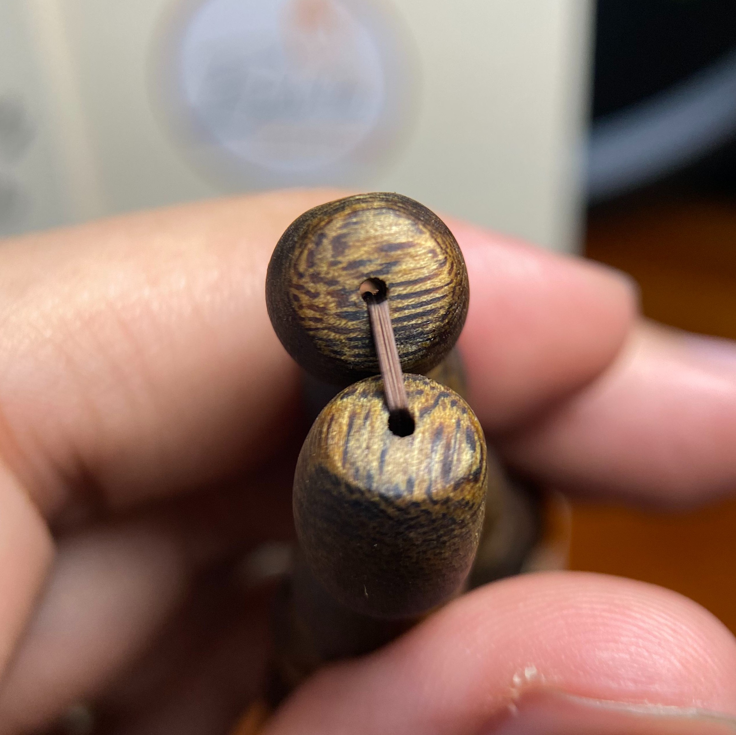 Vòng tay trầm hương Kỳ Hải Nam lu thống thô cận chìm dầu đỏ 10li A0026