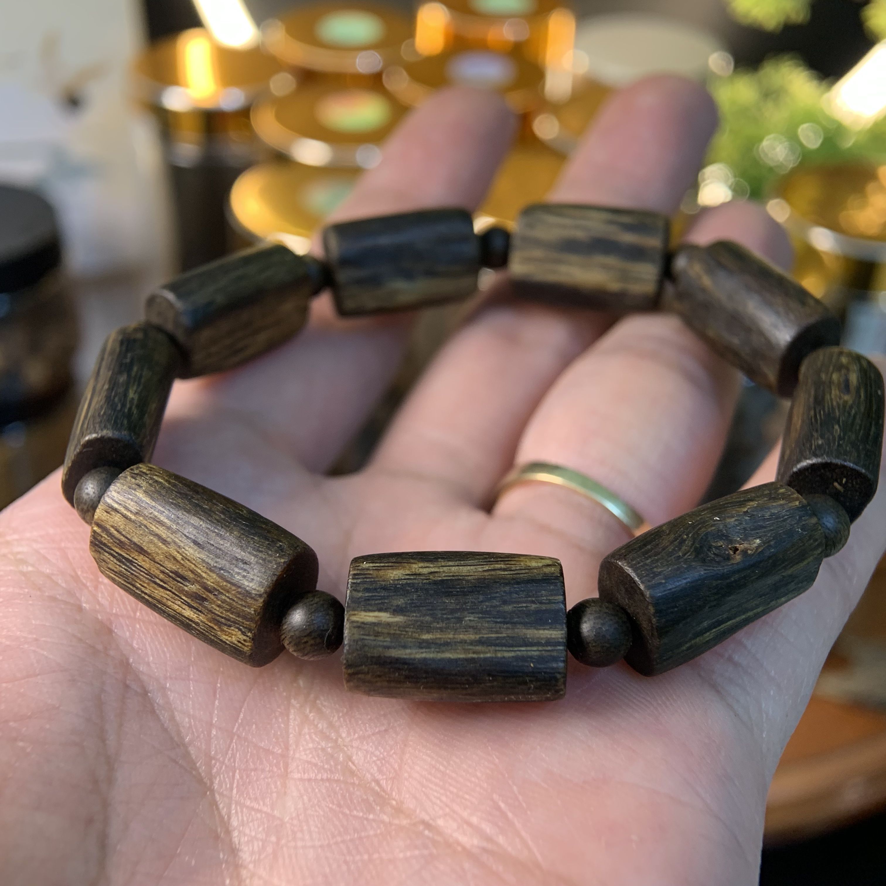 Vòng tay trầm hương Kỳ Hải Nam chìm siêu dầu dạng bản rộng đều đẹp 054