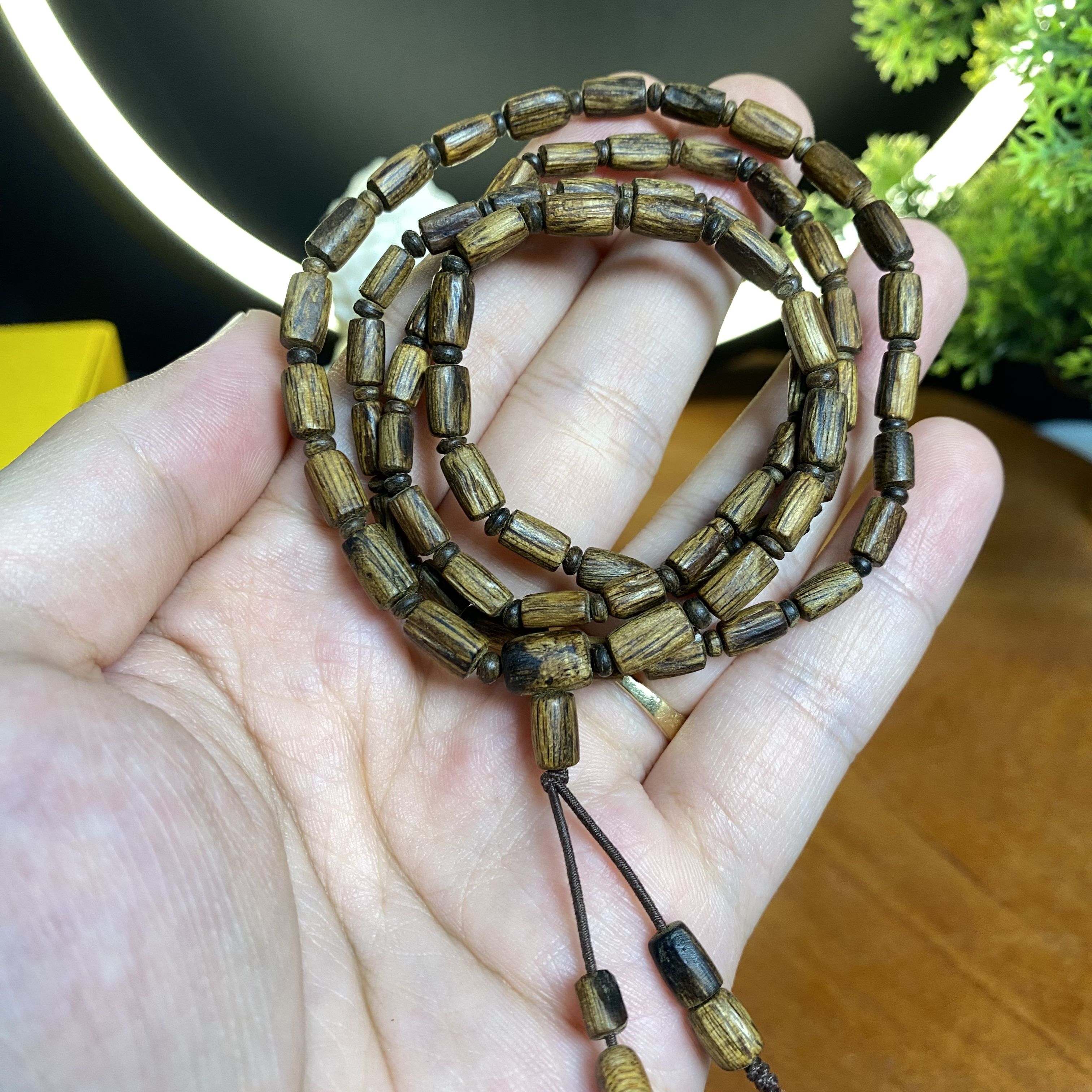 Vòng chuỗi dài trầm hương Rừng tự nhiên Indo Tarakan đeo tay cuốn 4 vòng 3-4li thơm thanh ngọt sâu 058-04