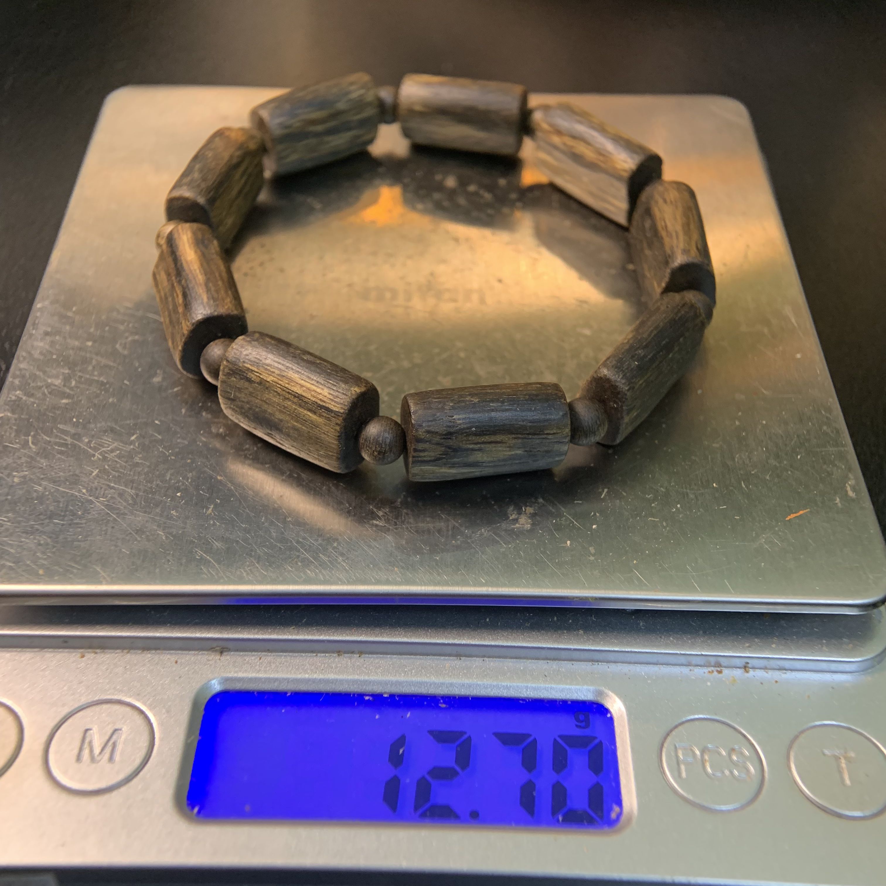 Vòng tay trầm hương Kỳ Hải Nam chìm siêu dầu dạng bản rộng đều đẹp 054