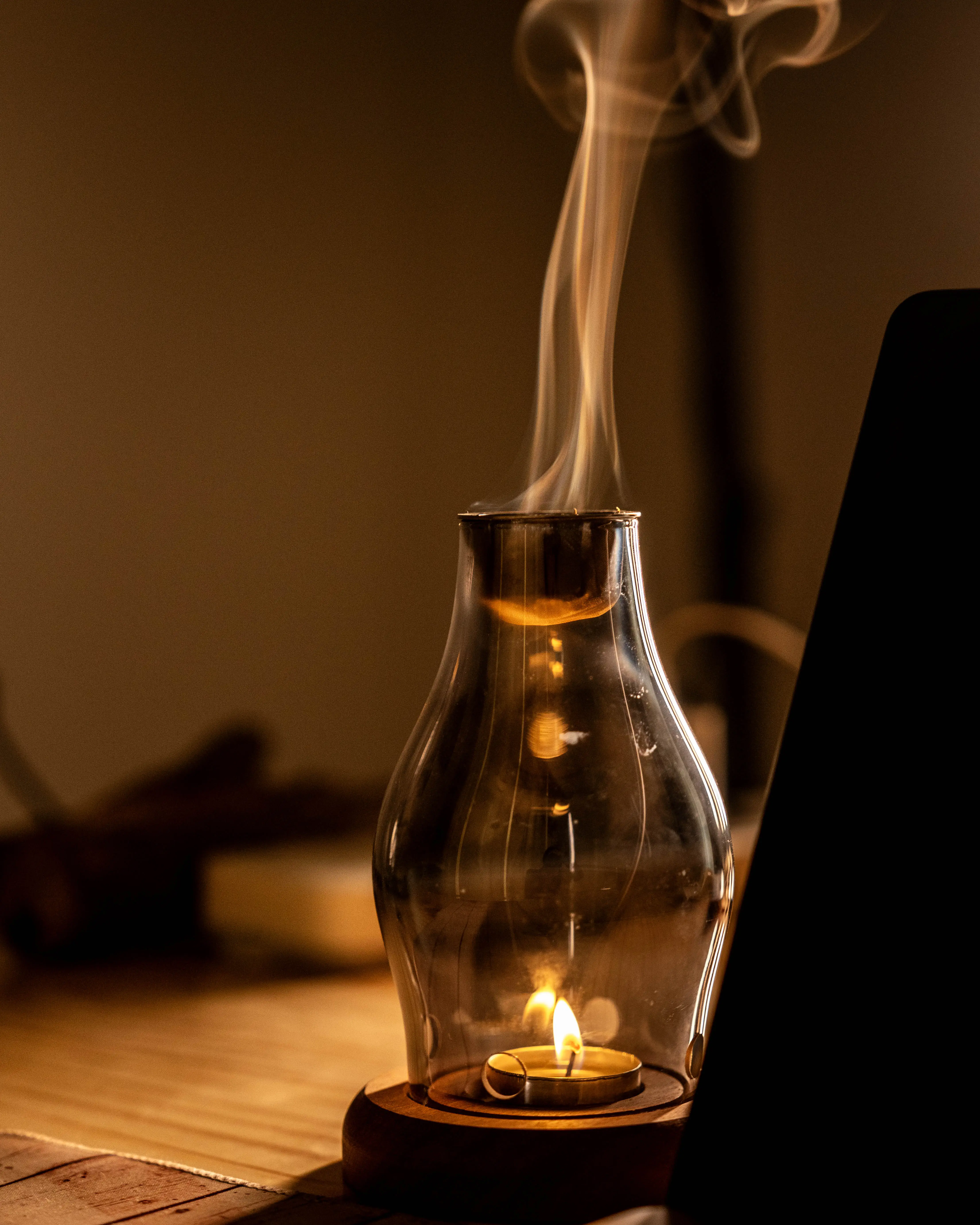 Đèn xông trầm hương đốt trưc tiếp có lỗ thoáng khí kèm nến + đế + lưới + nhíp gắp trầm