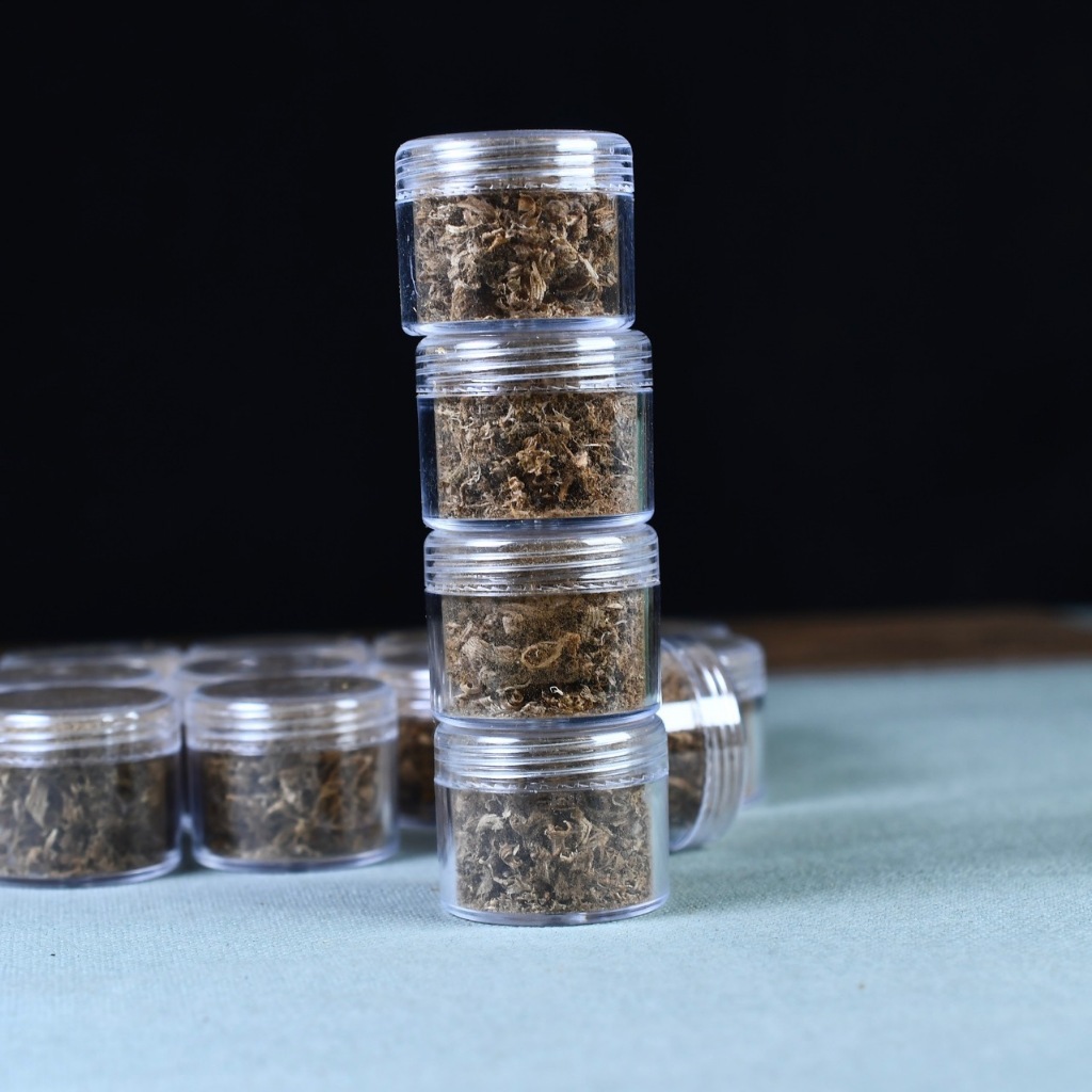 Vụn trầm hương Kì Hải Nam dưỡng vòng xông đốt  mùi thơm cay nồng ngọt LỌ 1gr 105