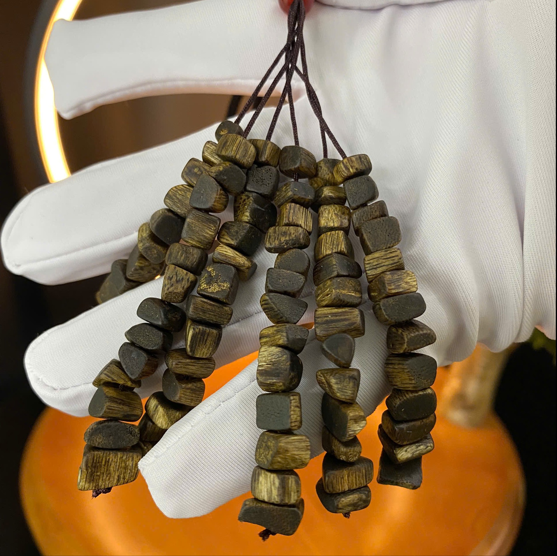 Dây treo ô tô trầm hương phong thủy Kì Hải Nam treo xe hơi, nặng 10-12g thơm sống mạnh dầu đen 119