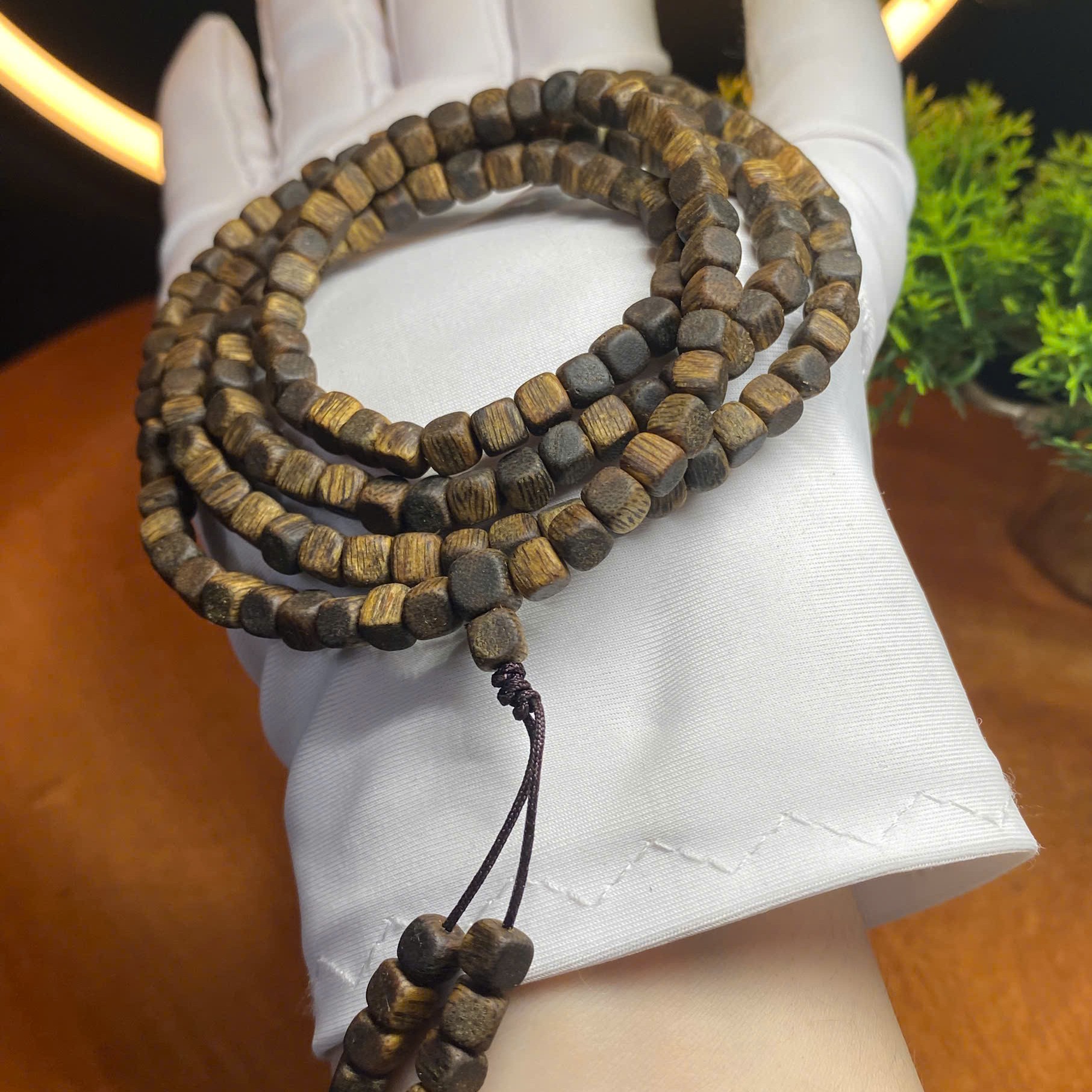 Vòng tay dài trầm hương Kì Hải Nam quấn 4 vòng, đeo cổ 158 hạt vuông 4li 044