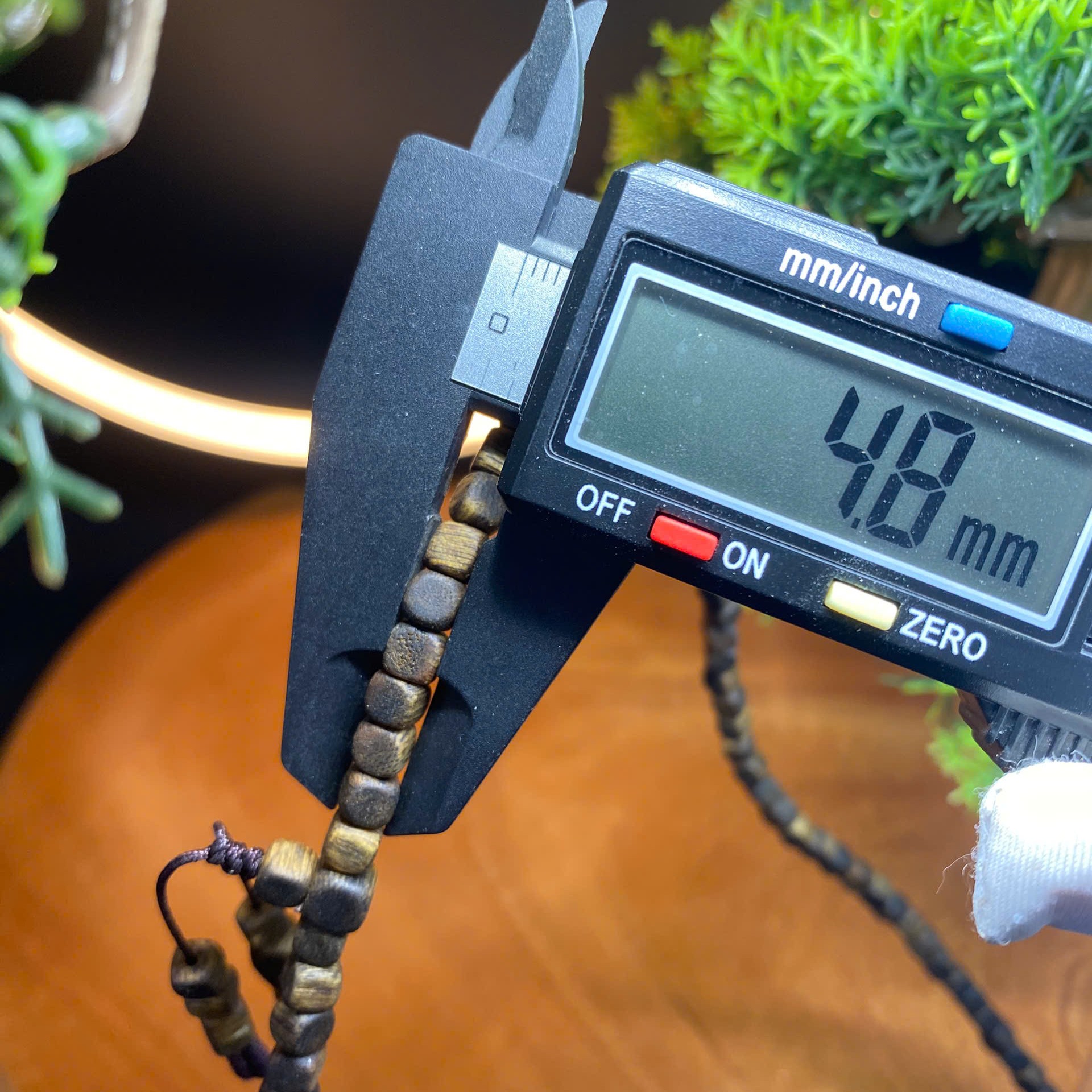 Vòng tay dài trầm hương Kì Hải Nam quấn 4 vòng, đeo cổ 158 hạt vuông 4li 044