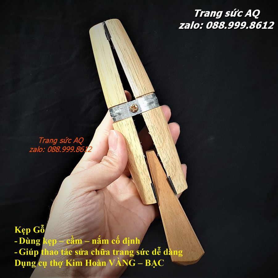 Tay Gỗ Kẹp Trang Sức Nhỏ – Dụng Cụ Kim Hoàn Hỗ Trợ Gia Công Chính Xác