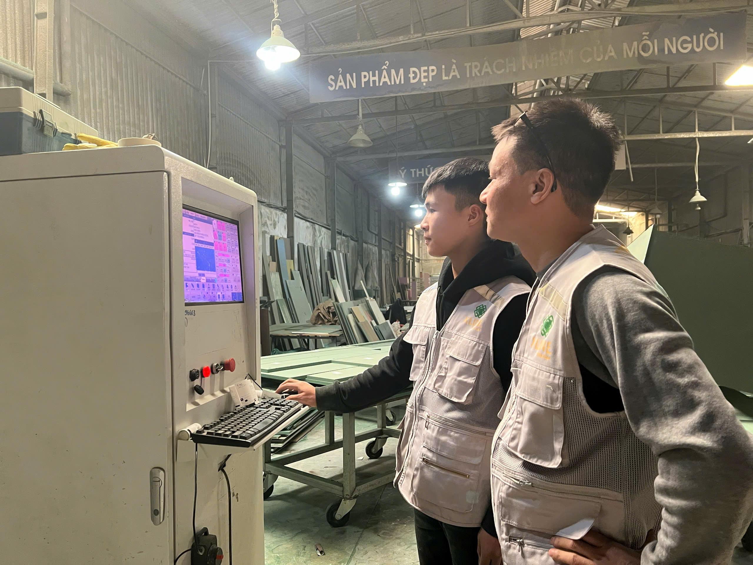 ĐỘI NGŨ THỢ TẠI XƯỞNG NỘI THẤT XLINE