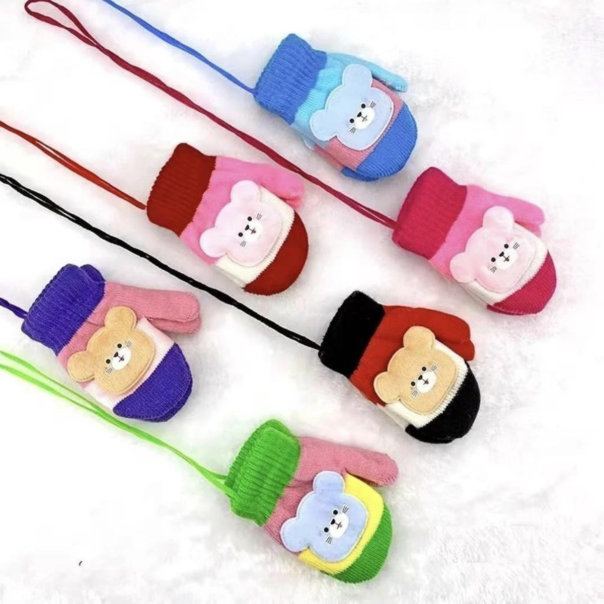 Bao tay len cho bé sơ sinh