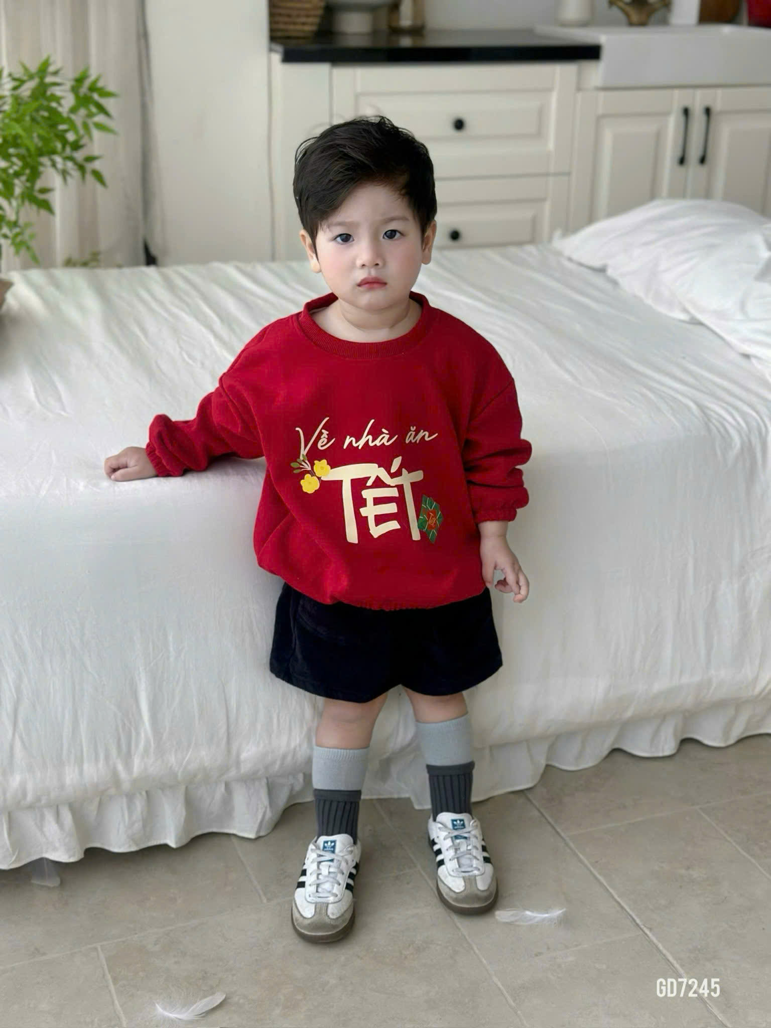 Áo đỏ "Về Nhà ăn Tết"