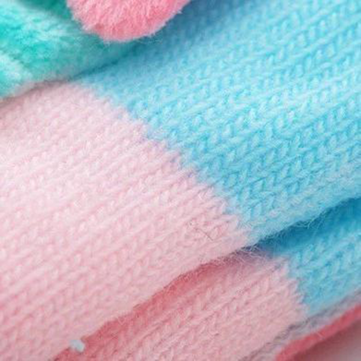 Bao tay len cho bé sơ sinh