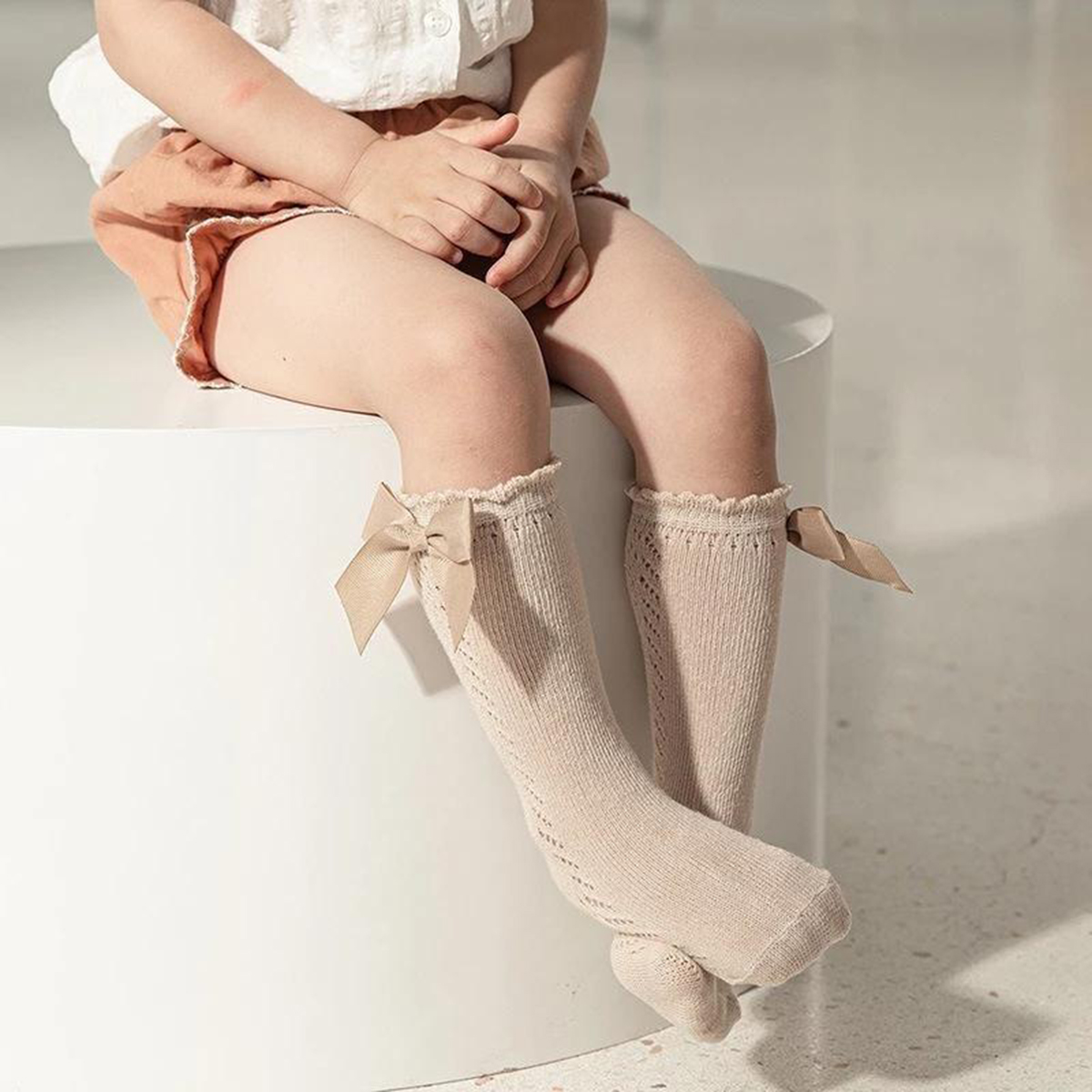 Tất nơ cao cổ bé gái