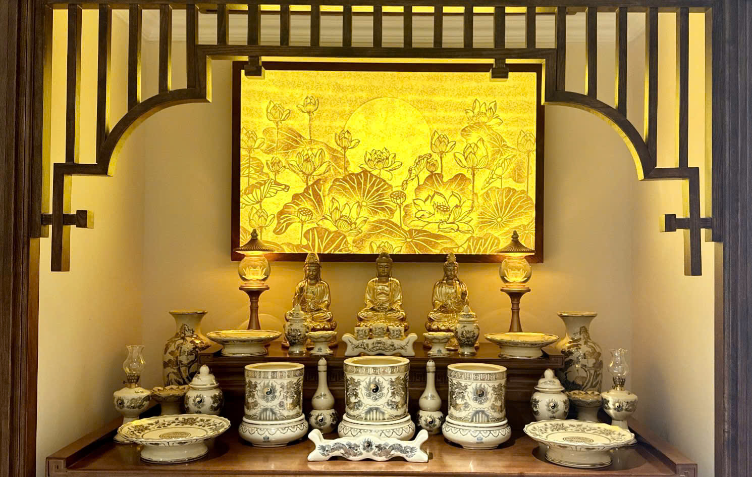 GIAO BỘ ĐỒ THỜ HOA SEN VẼ VÀNG 24K