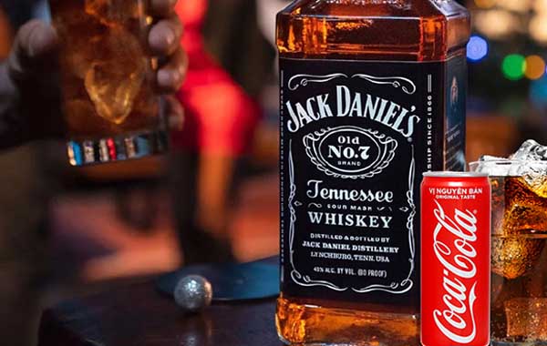 Cách pha rượu Whisky với Coca siêu ngon đơn giản và dễ làm