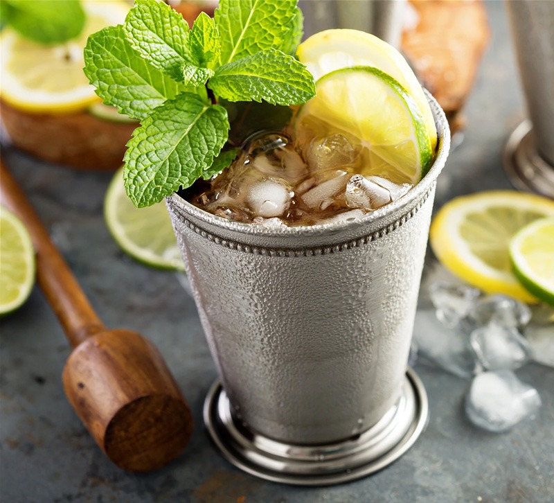 Cách pha rượu Whisky với Coca và lá bạc hà chuẩn vị người Mỹ