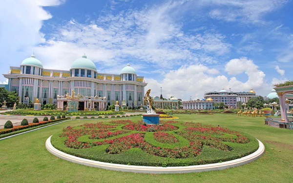 Giải đáp mọi thắc mắc về Lâu đài tỉ phú Baan Sukhawadee