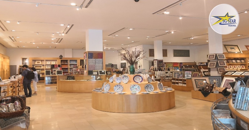 Nhiều món đồ độc lạ du khách có thể lựa chọn về làm quà cho người thân và bạn bè Nhiều món đồ độc lạ du khách có thể lựa chọn về làm quà cho người thân và bạn bè