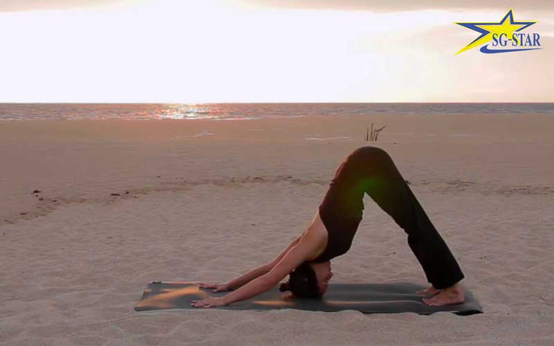 5-dong-tac-yoga-tren-bai-bien-tuyet-voi-ban-nen-biet-1