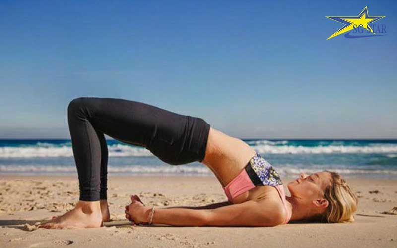 5-dong-tac-yoga-tren-bai-bien-tuyet-voi-ban-nen-biet-2