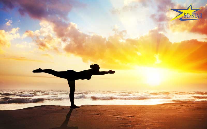 5-dong-tac-yoga-tren-bai-bien-tuyet-voi-ban-nen-biet-3