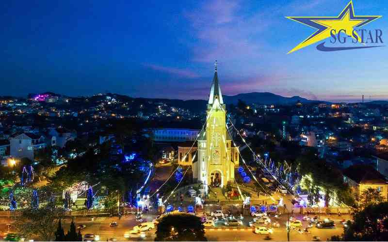 Khám phá các loài hoa được mong chờ nhất trong du lịch Đà Lạt tháng 12 | Saigon Star Travel Nhà thờ được trang hoàng giống như lâu đài cổ tích