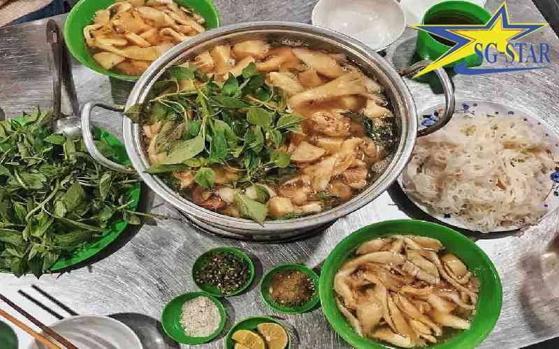 Ngại gì mà không xách balo lên và đi du lịch Đà Lạt một mình | Saigon Star Travel Lẩu gà lá é thơm ngon, cay cay mà bất cứ du khách nào cũng muốn thử