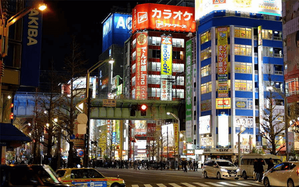 den-nhat-ban-dung-quen-ghe-khu-cho-dien-tu-akihabaraden-nhat-ban-dung-quen-ghe-khu-cho-dien-tu-akihabara-1