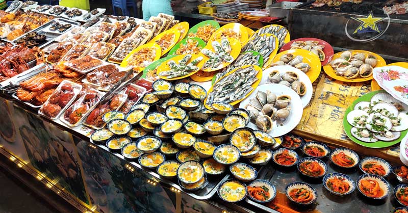 Chợ Đêm Dinh Cậu Phú Quốc - Thiên Đường Dành Cho Các Tín Đồ Ẩm Thực | Saigon Star Travel Chợ đêm Phú Quốc thu hút khách du lịch với những trải nghiệm ẩm thực đặc sắc