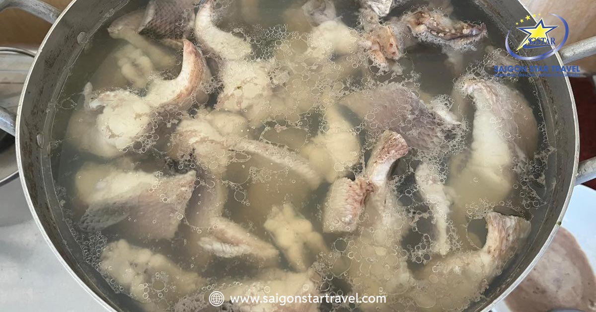 Luộc cá lóc & tách xương