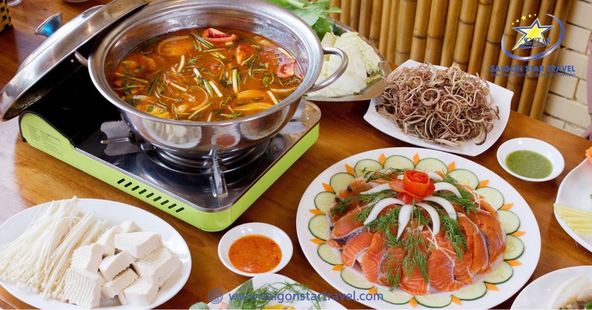 Lẩu cá hồi chua cay rất thích hợp để ăn trong những ngày se lạnh tại Sa Pa