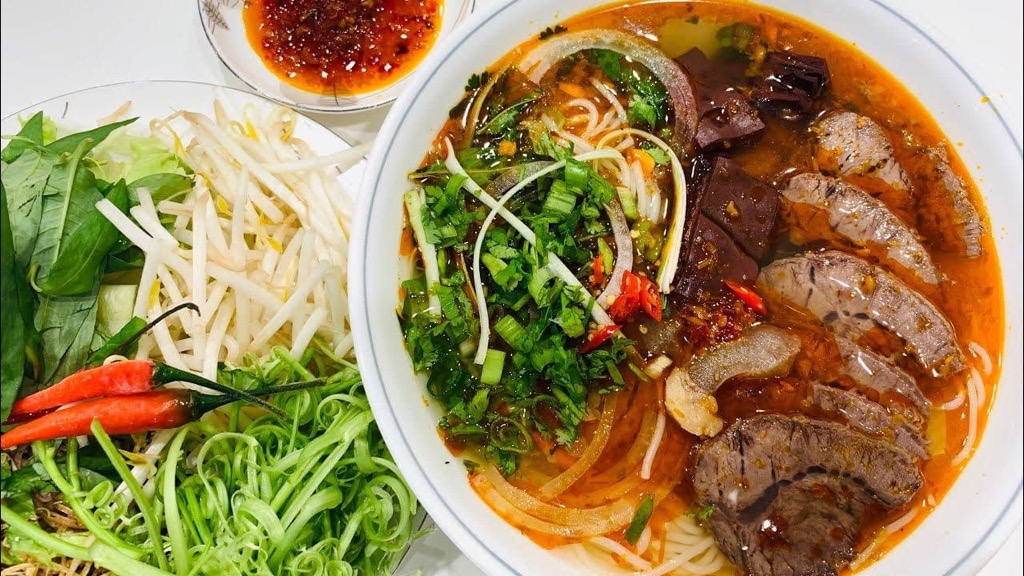 Ăn gì khi du lịch Huế? Tổng hợp các món ăn ngon không thể bỏ qua